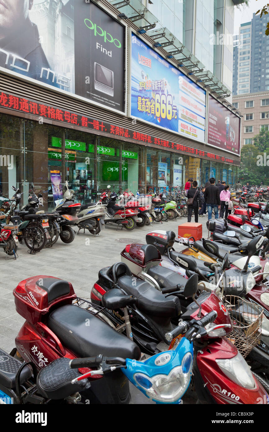 Un sacco di motociclette e ciclomotori parcheggiati in Chengdu city centre Centre nella provincia di Sichuan PRC, Repubblica Popolare di Cina e Asia Foto Stock