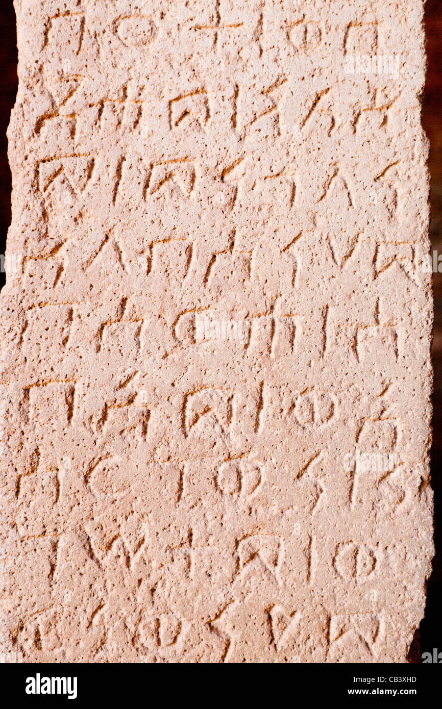 Dettaglio del re Ezana di iscrizione presso le tombe dei re Kaleb e Gebre Meskel in Aksum, l'Etiopia settentrionale, Africa. Foto Stock