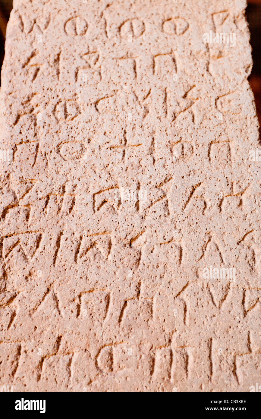 Dettaglio del re Ezana di iscrizione presso le tombe dei re Kaleb e Gebre Meskel in Aksum, l'Etiopia settentrionale, Africa. Foto Stock