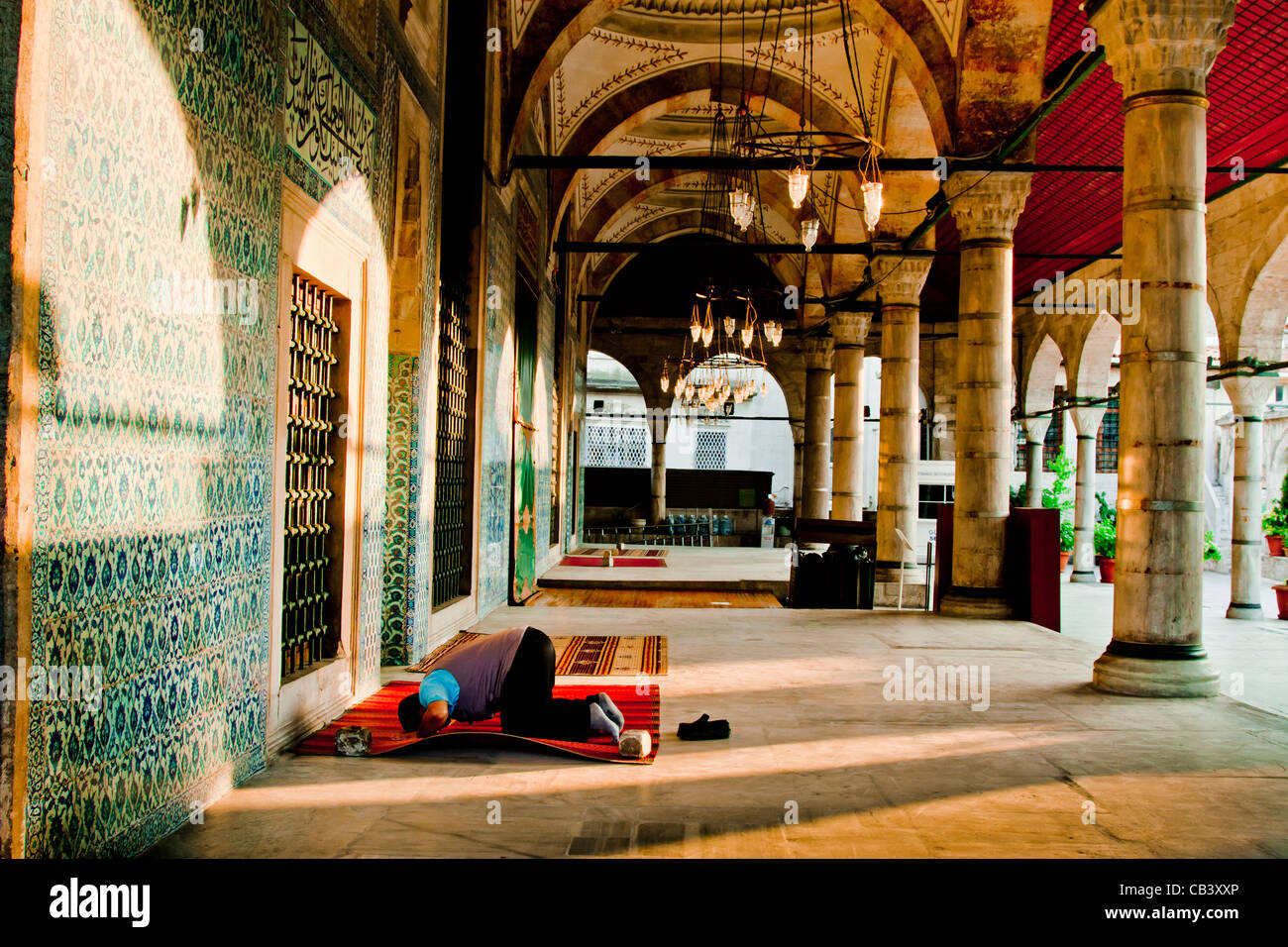 Uomo che prega in Rustem Pasha moschea. Istanbul, Turchia. Foto Stock