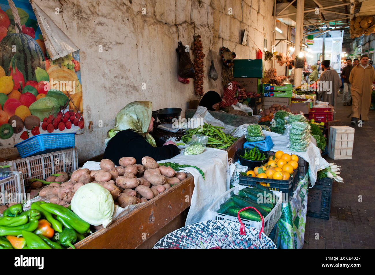 La frutta e la verdura venditore al mercato di Gran Socco,Tangeri, Marocco, Africa del Nord Foto Stock