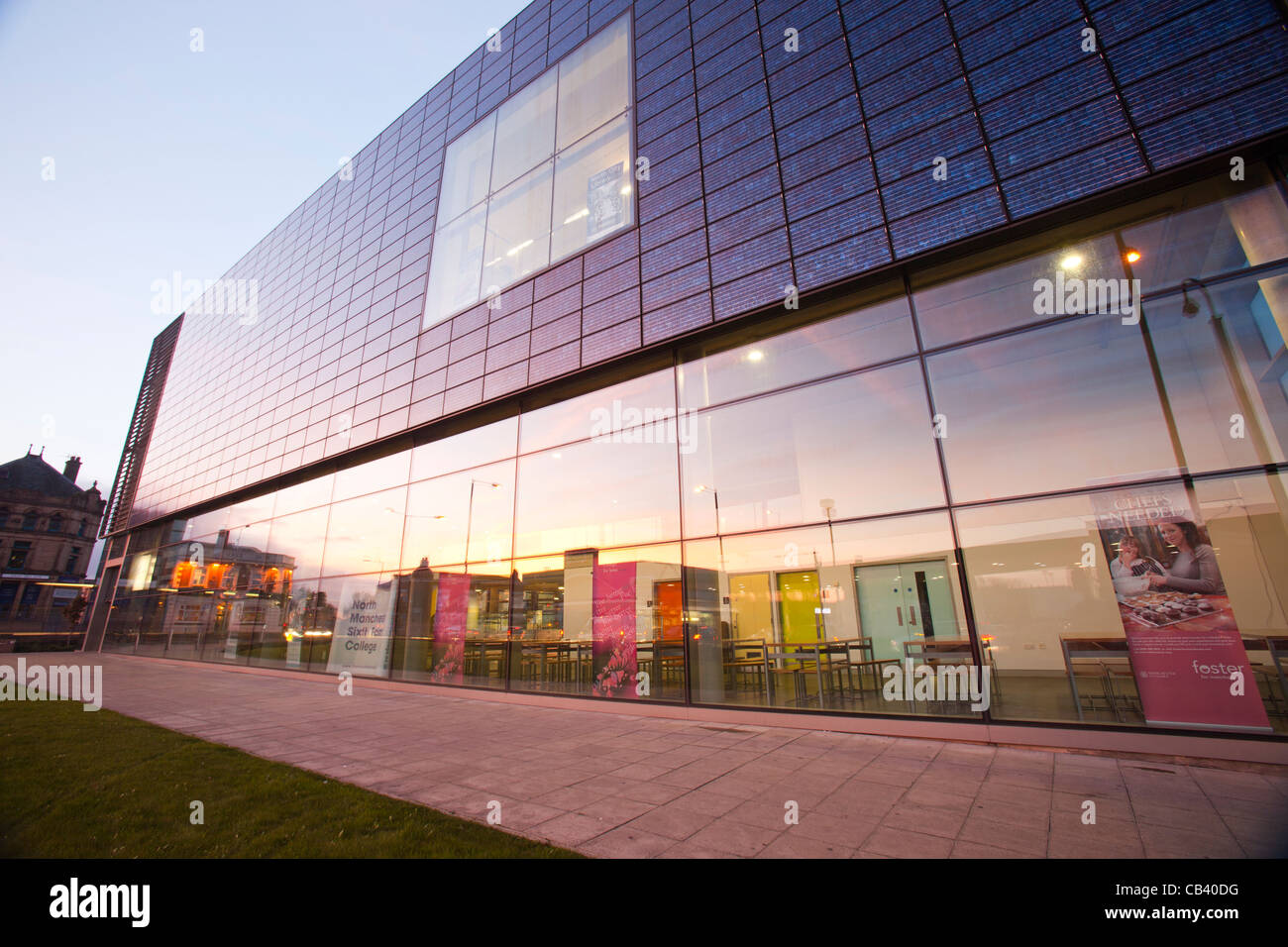 Manchester College of Arts e la tecnologia della biblioteca a Harpurhey al tramonto. Si tratta di un edificio verde incorporante ventila passiva Foto Stock