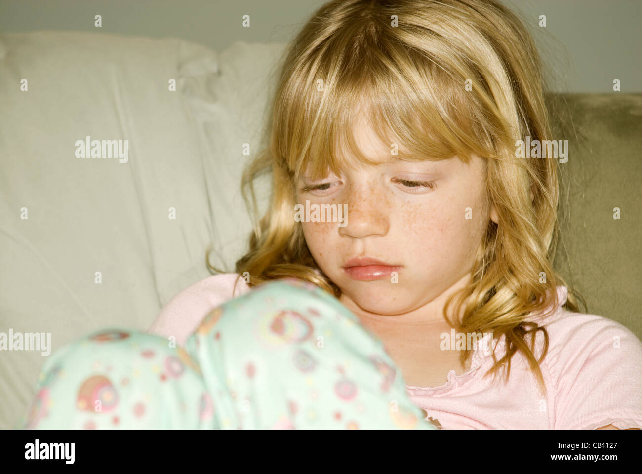 Malati bambina in pigiama Foto Stock