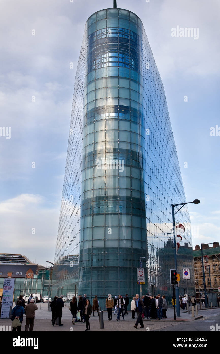 La gente e l'edificio Urbis, Exhibition e il centro conferenze. Il nuovo museo del calcio nei giardini della cattedrale, nel centro della città, Manchester, Regno Unito Foto Stock