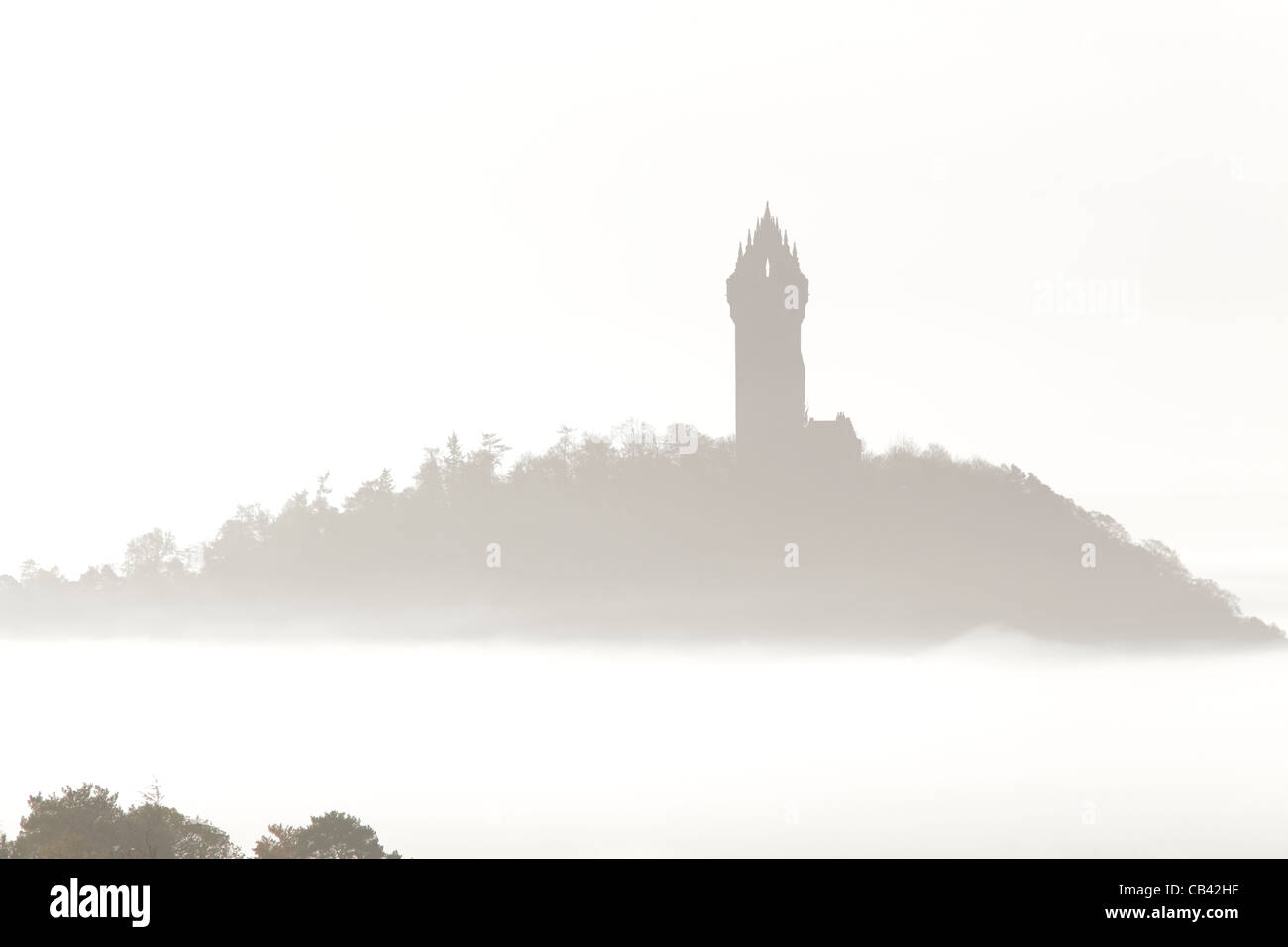 Il National Wallace Monument in velatura su Abbey Craig, vicino a Stirling, Scozia, Regno Unito Foto Stock