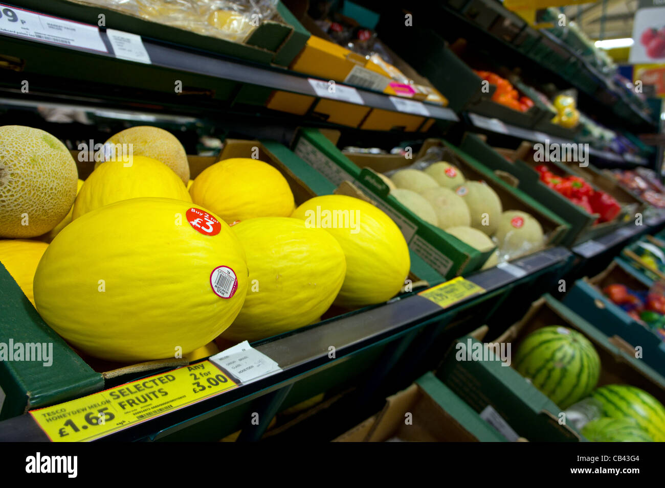 Freschi meloni di honeydew in un supermercato Tesco, REGNO UNITO Foto Stock