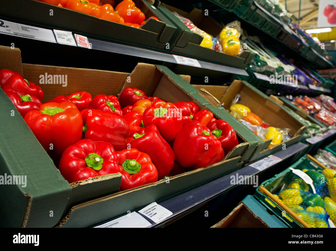 Fresco di peperoni rossi e altri prodotti ina supermercato Tesco, Regno Unito Foto Stock