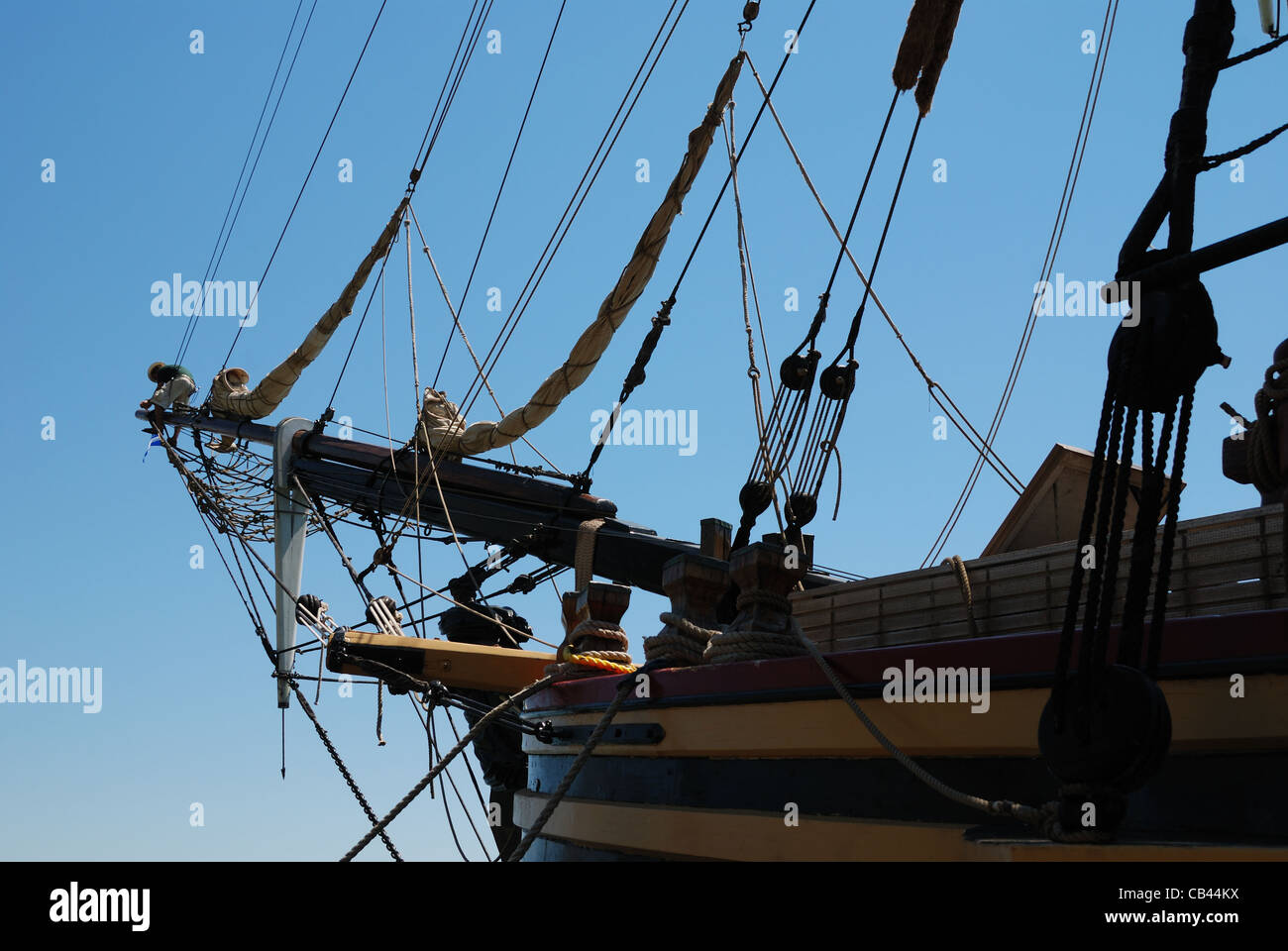 Un membro dell'equipaggio lavora sul bowsprit di HMS Bounty in preparazione alla vela. Tragicamente la nave affondò nell'ottobre 2012 durante l'uragano Sandy Foto Stock Un membro dell'equipaggio lavora sul bowsprit di HMS Bounty in preparazione alla vela. Tragicamente la nave affondò nell'ottobre 2012 durante l'uragano Sandy Foto Stock