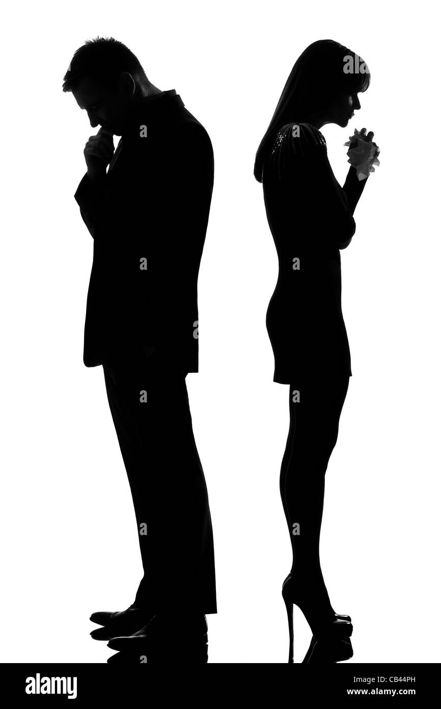 Una triste caucasico giovane retro a retro pensiero uomo e donna che piange in piedi di schiena l uomo e la donna in studio silhouette isolati su sfondo bianco Foto Stock