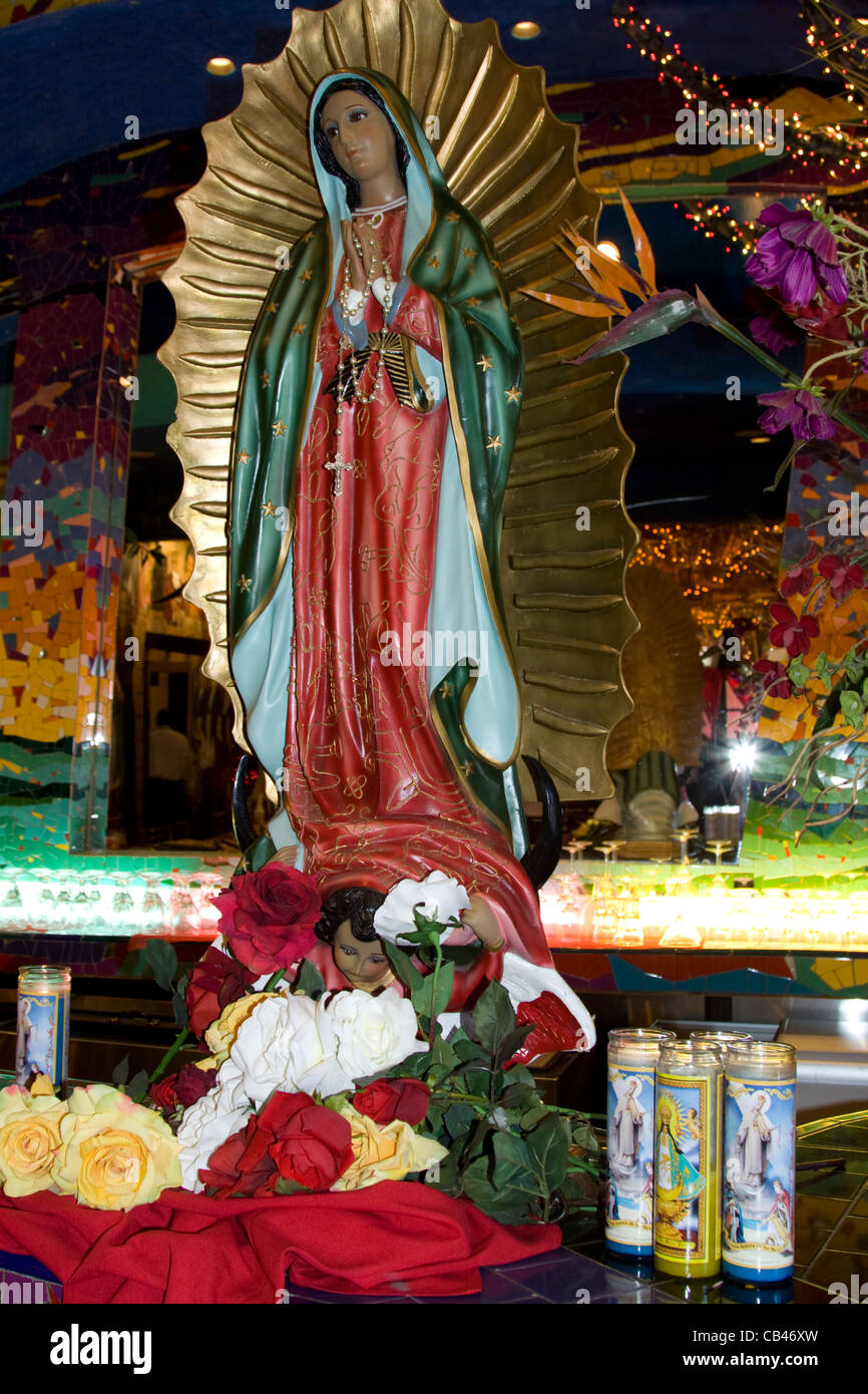 La statua della Vergine di Guadalupe circondato da raggi di luce San Antonio Texas Foto Stock