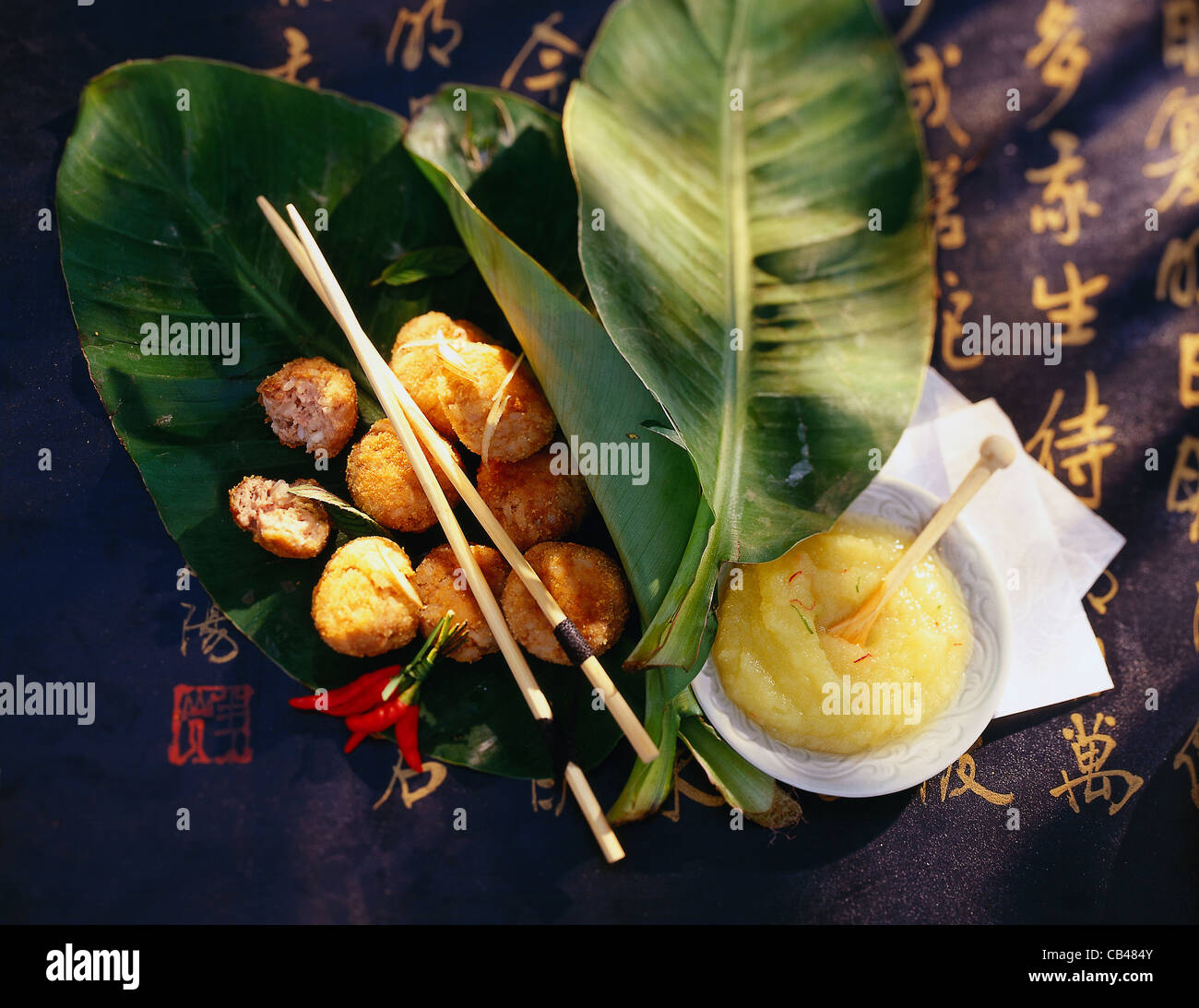 Frittura di carni macinate gnocchi con purea di pera in stile asiatico Foto Stock