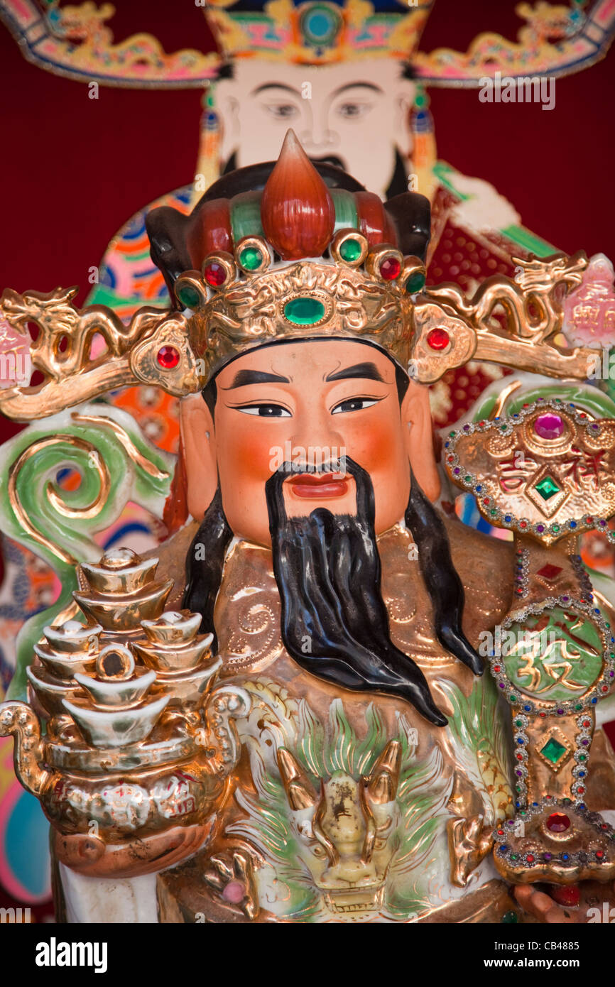 Cina, Hong Kong, Hollywood Road, Interno del Tempio di Man Mo, dio della statua della Fortuna Foto Stock