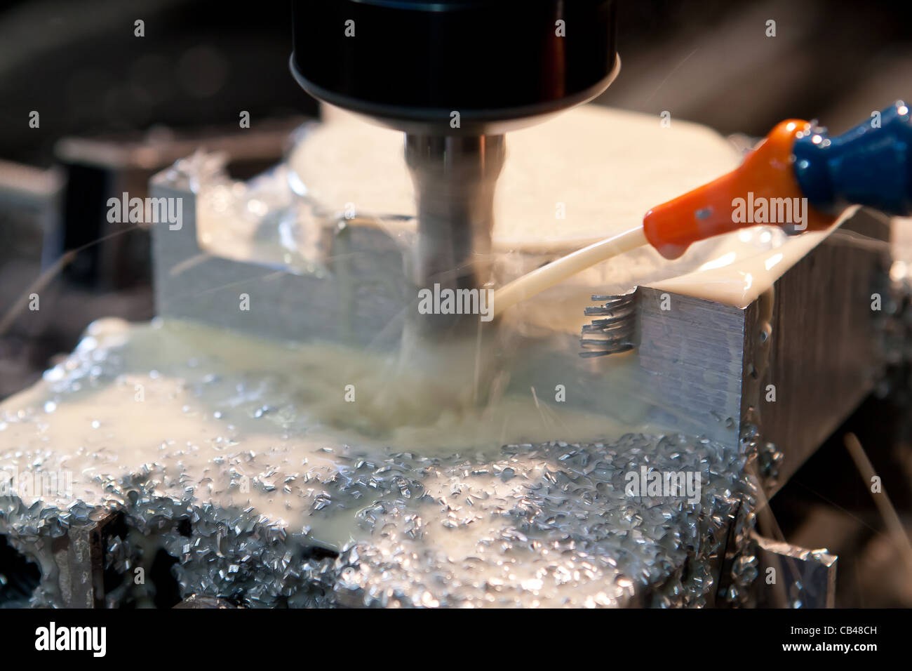 Macchina CNC di taglio con il liquido di raffreddamento Foto Stock