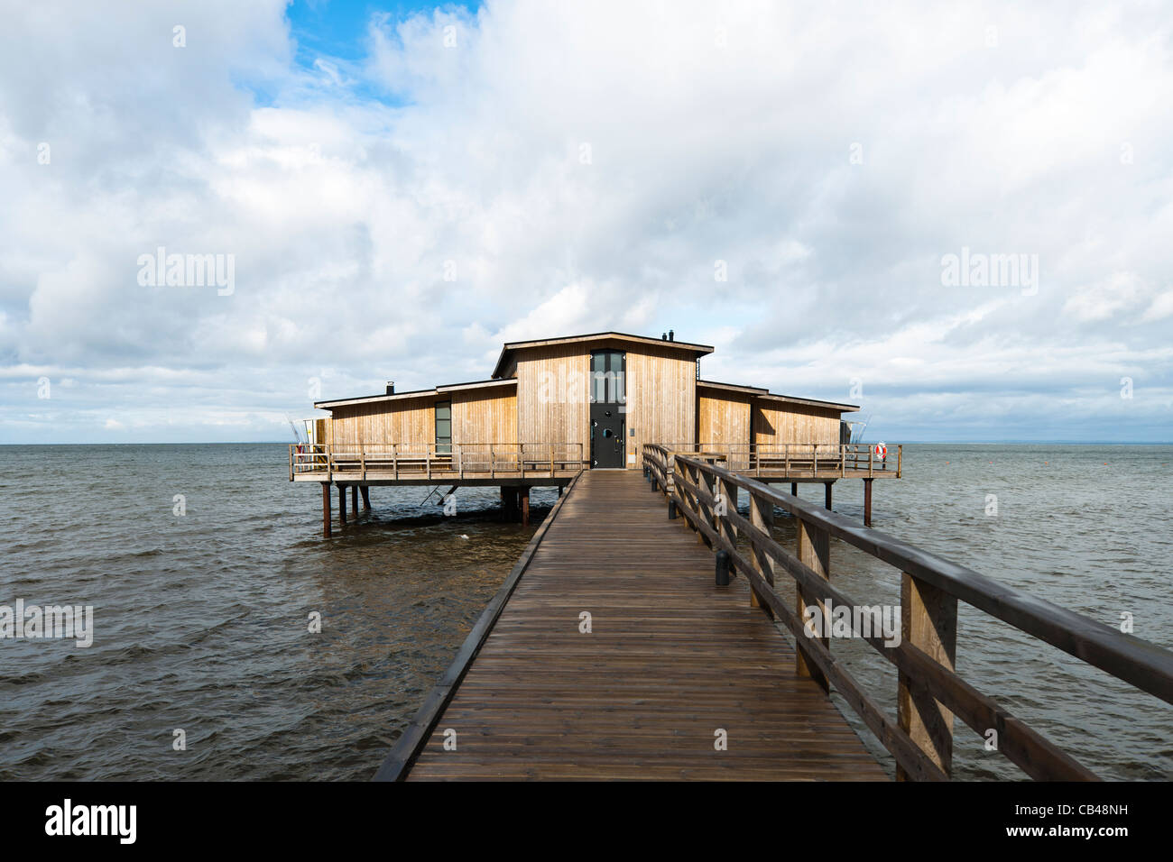 Bagno freddo casa dalla costa atlantica. Foto Stock