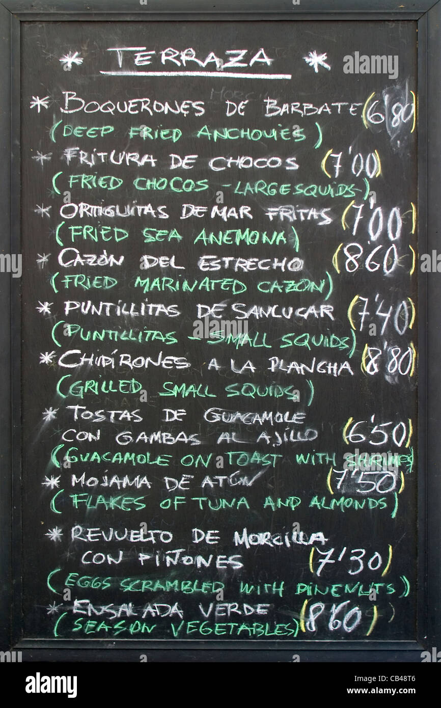 Ristorante spagnolo menu scritto sulla lavagna a Vejer, Andalusia, Spagna  Foto stock - Alamy
