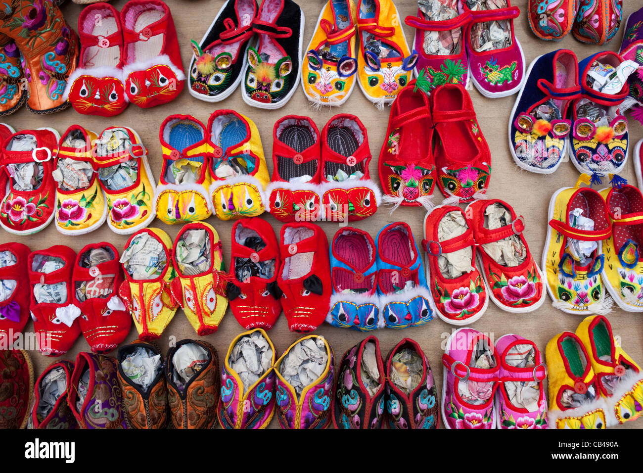 Cina, Hong Kong, il Mercato Stanley, pantofole cinesi Foto Stock
