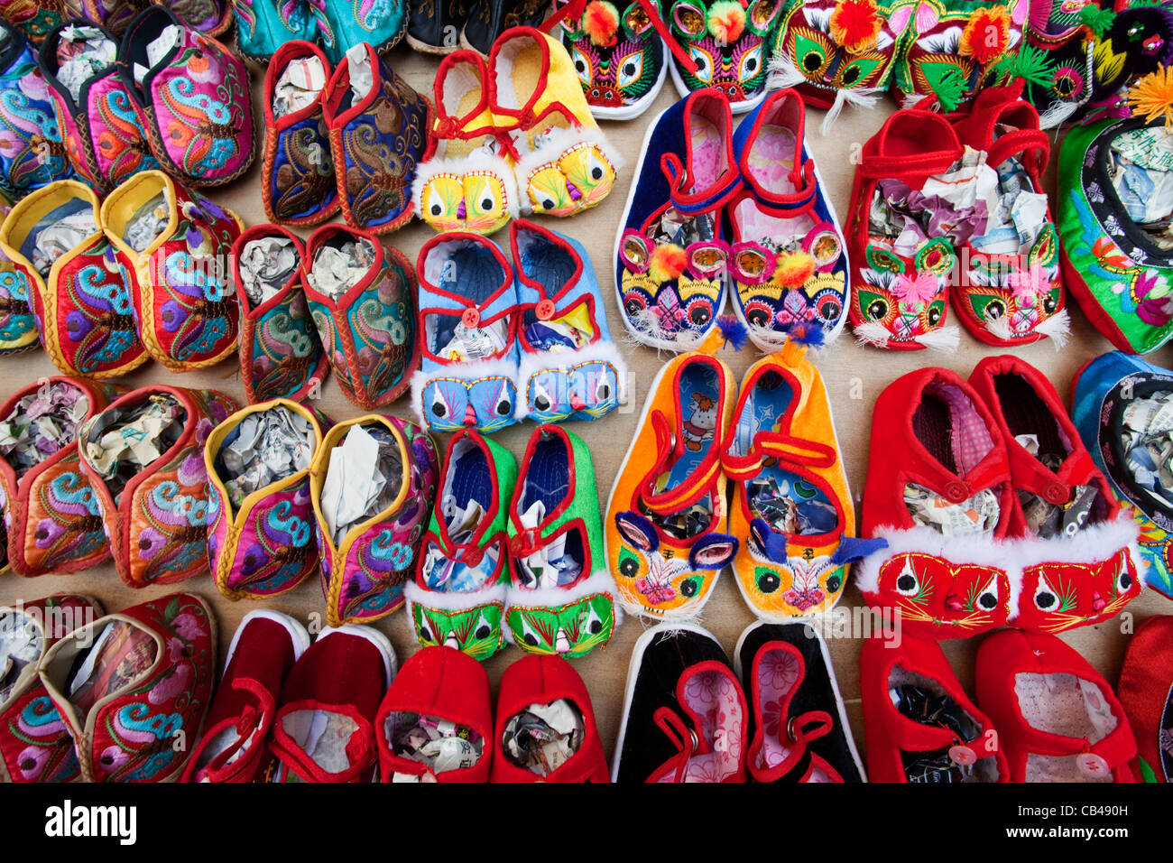 Cina, Hong Kong, il Mercato Stanley, pantofole cinesi Foto Stock