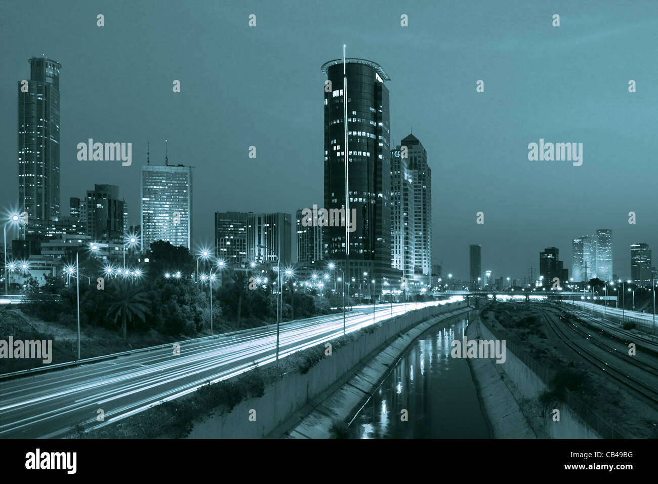 Tel Aviv downtown e Ayalon freeway a notte (monocromatico). Foto Stock