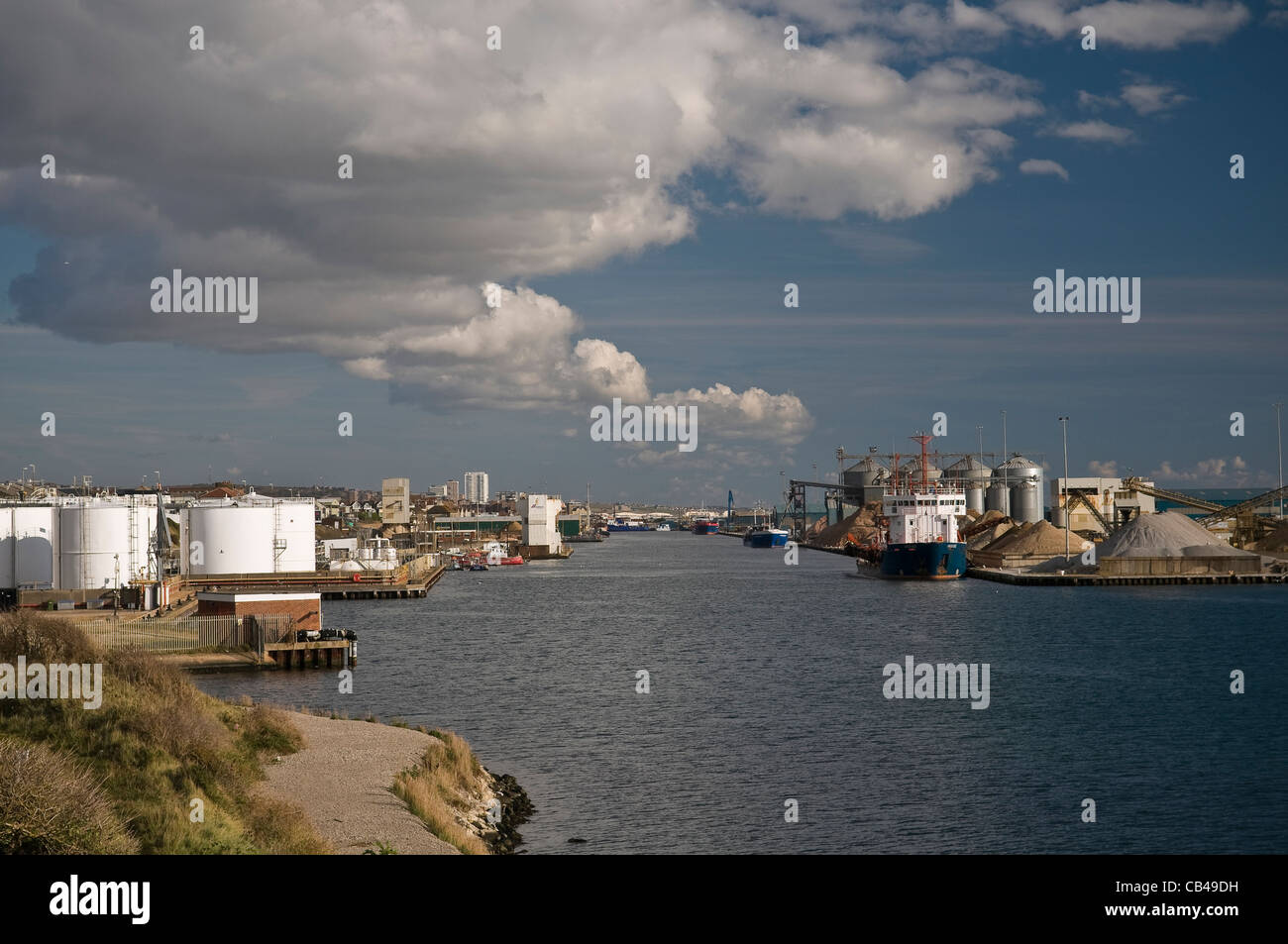 Vista lungo la lunghezza del porto di Shoreham, West Sussex, Regno Unito Foto Stock