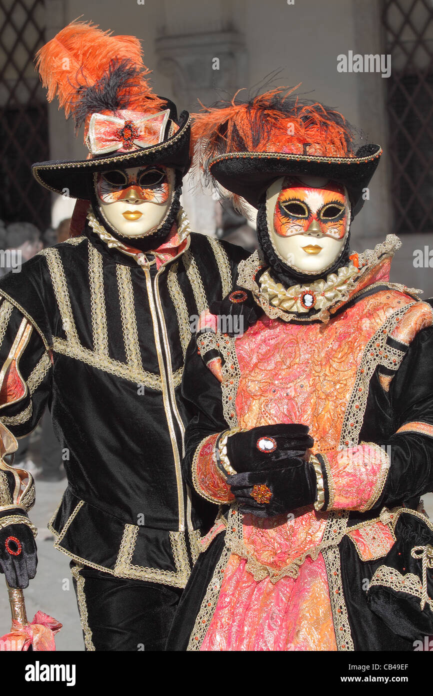 I partecipanti non identificato usura tradizionale maschera e costume durante il famoso carnevale veneziano. Foto Stock
