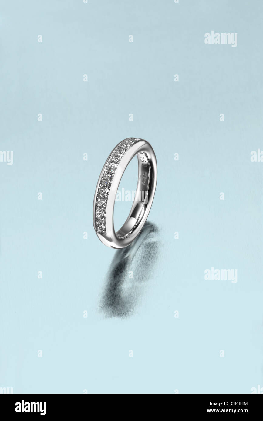 White Gold diamond impegno o metà anello eternity Foto Stock