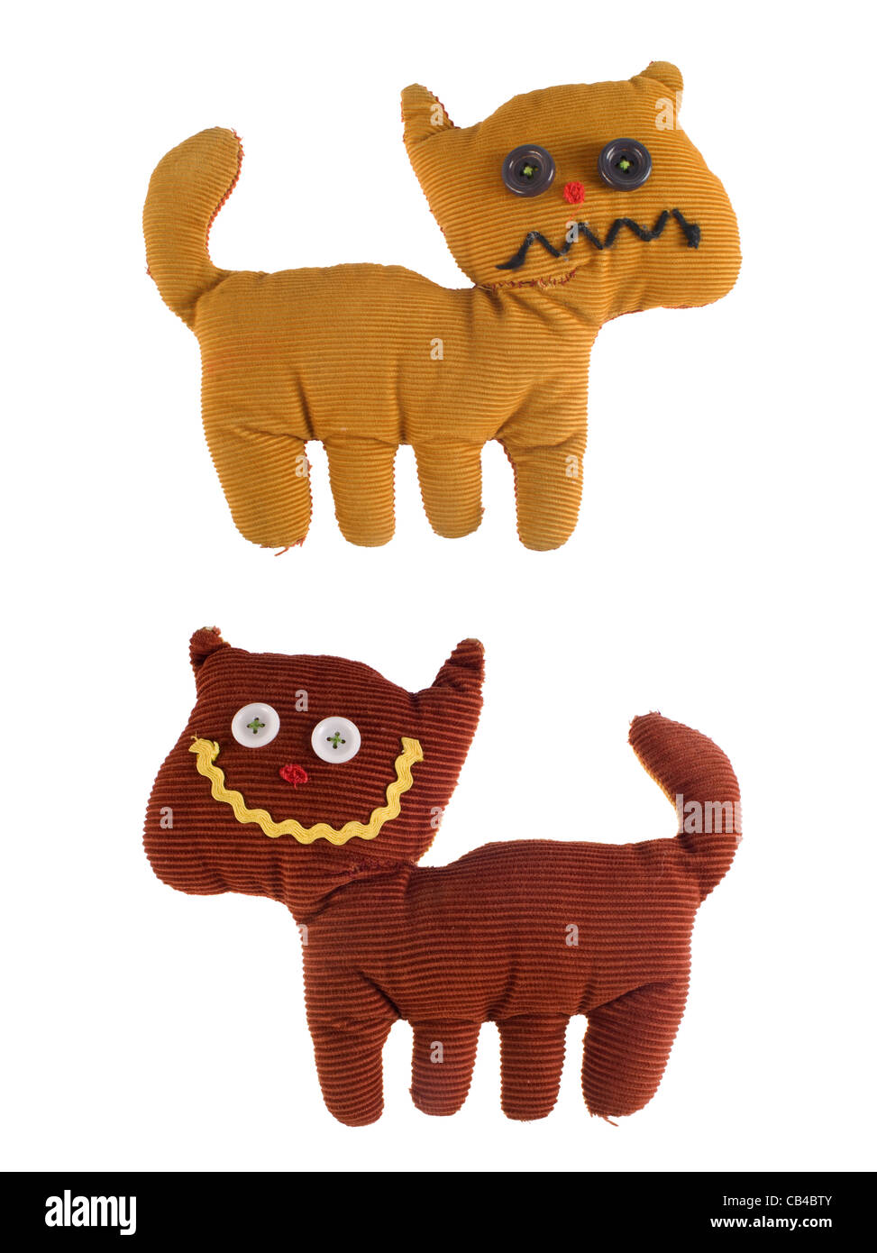 Due fabric teddy gatti in beige e marrone con isolati su sfondo bianco. Incluso percorso di clipping, così si può facilmente tagliare e posto sulla cima di un design. Foto Stock