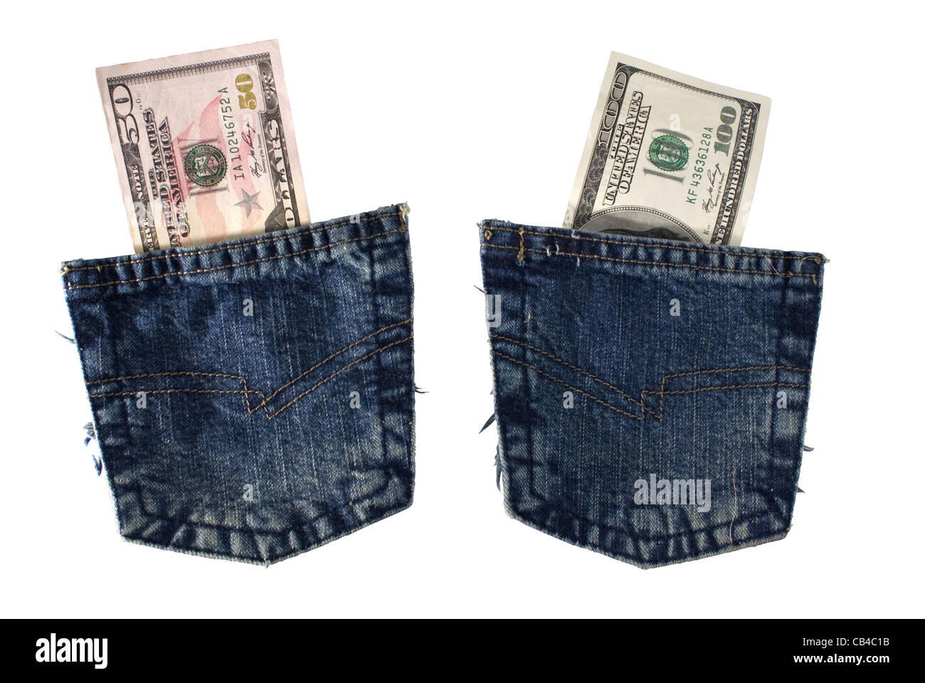 Due blue jeans tasche con dollari bill all'interno isolato su sfondo bianco. Incluso percorso di clipping, così si può facilmente tagliare e posto sulla cima di un design. Foto Stock