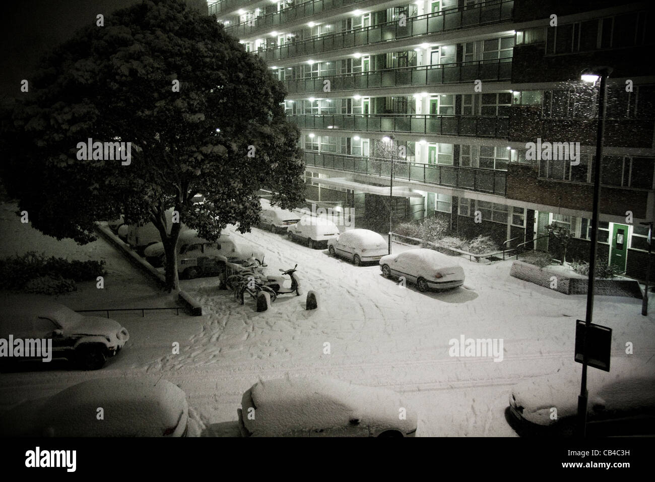 Londra neve: un blocco di Londra di appartamenti nella neve. Pimlico, Westminster, London, Regno Unito Foto Stock