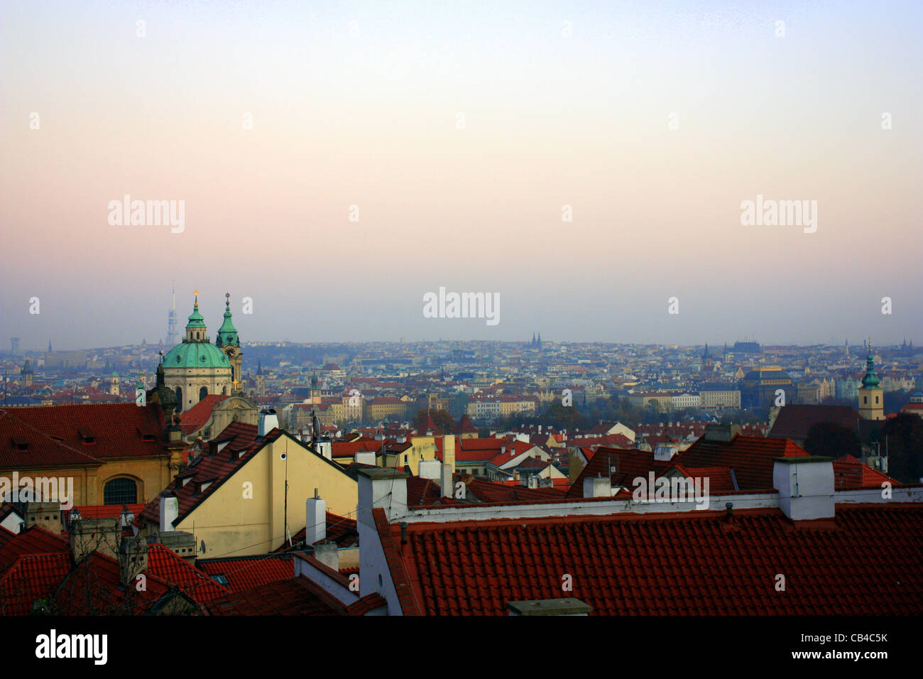 La chiesa, Vista panoramica dell'orizzonte di Praga Foto Stock