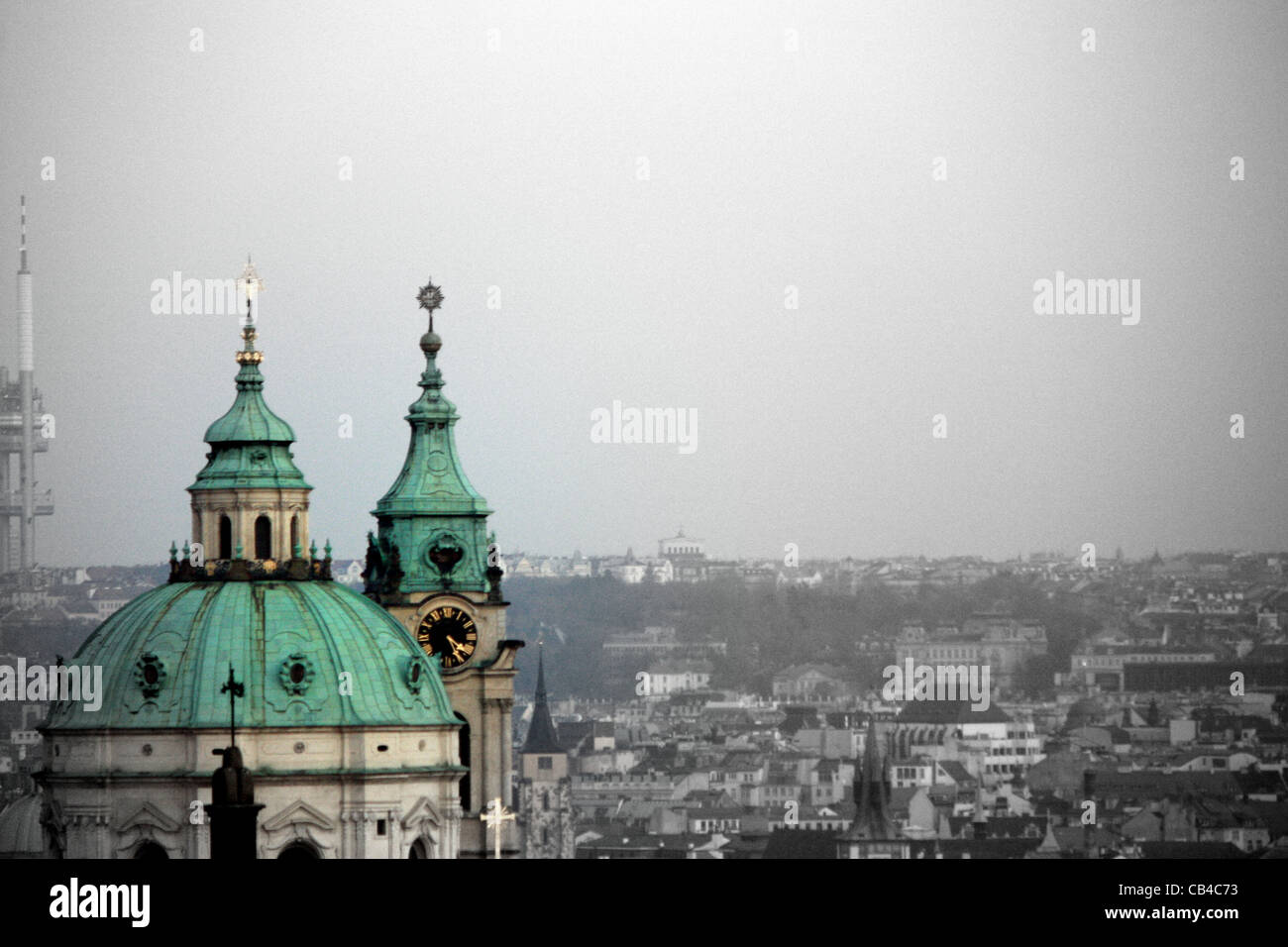 La chiesa, Vista panoramica dell'orizzonte di Praga Foto Stock