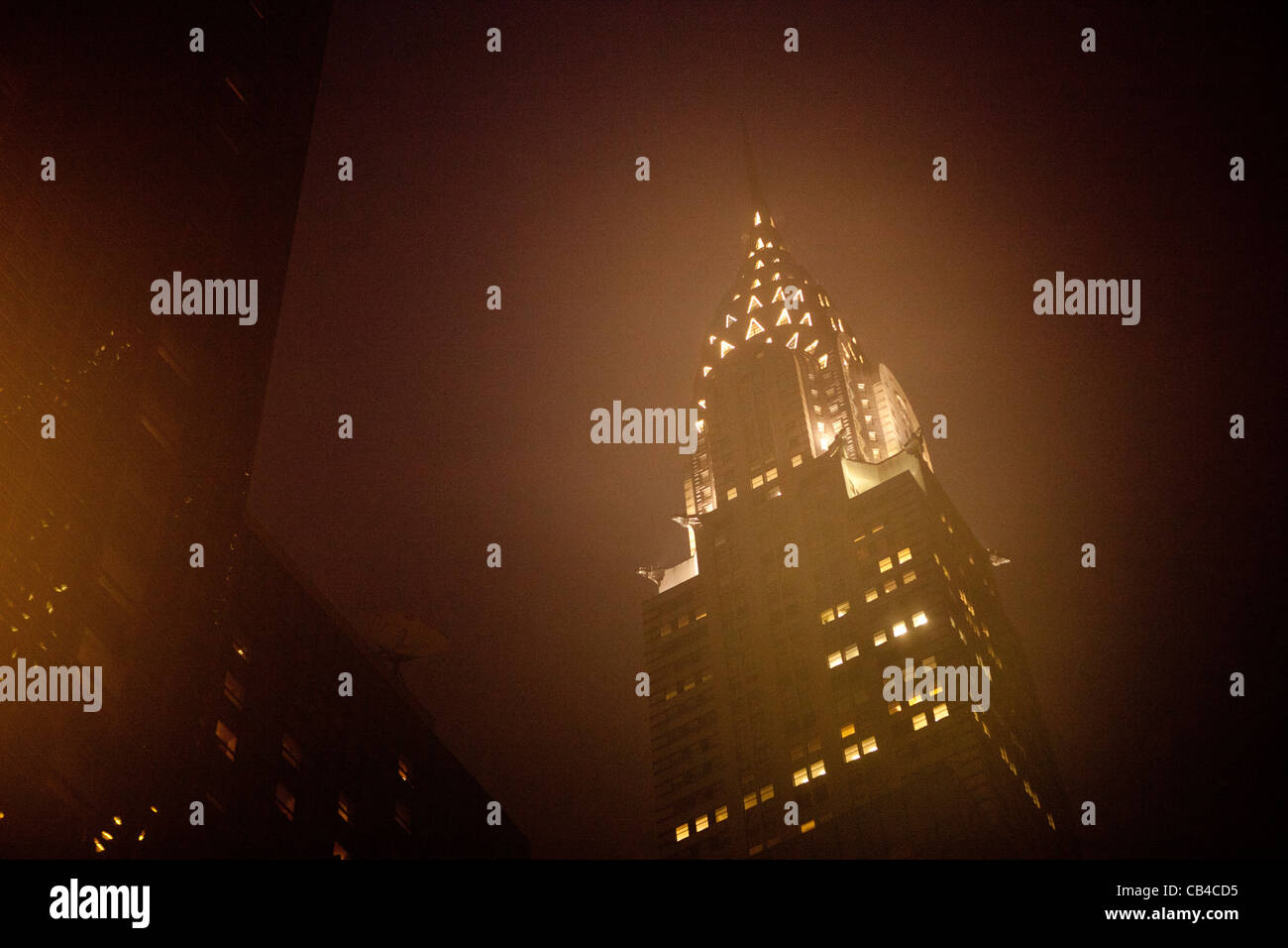 Chrysler Building nella nebbia Foto Stock