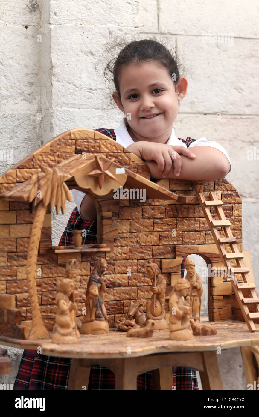 Ragazza con presepi presso un negozio di souvenir vicino alla chiesa della Natività di Betlemme, Palestina Foto Stock