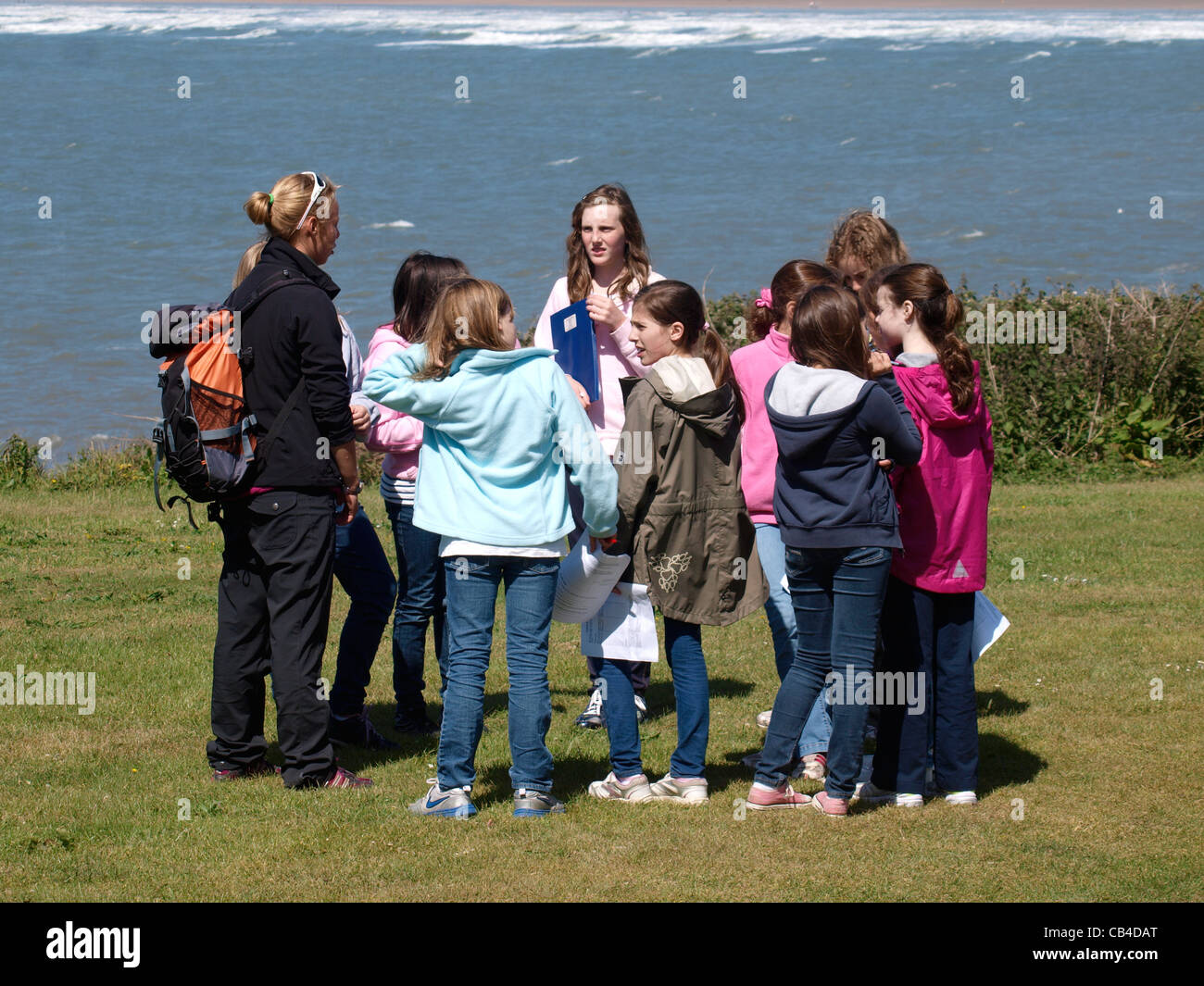 La scuola dei bambini in gita alla costa, Condino, Devon, Regno Unito Foto Stock