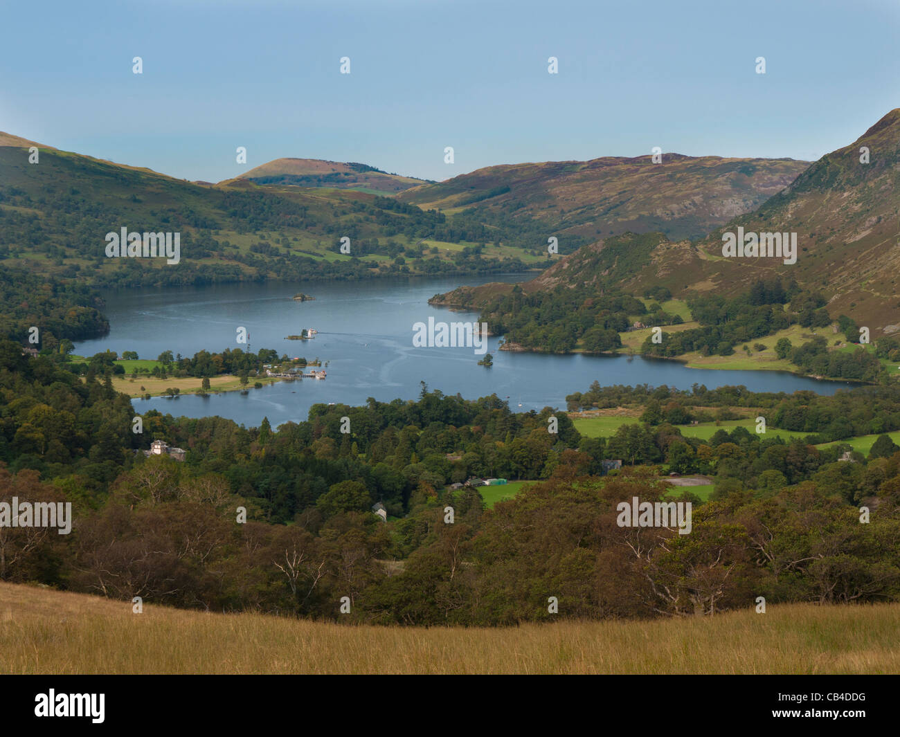 La vista a nord fino al Lago di Ullswater da Glenamara parcheggiare sulla strada giù da Birks cadde e St Domenica Falesia Foto Stock