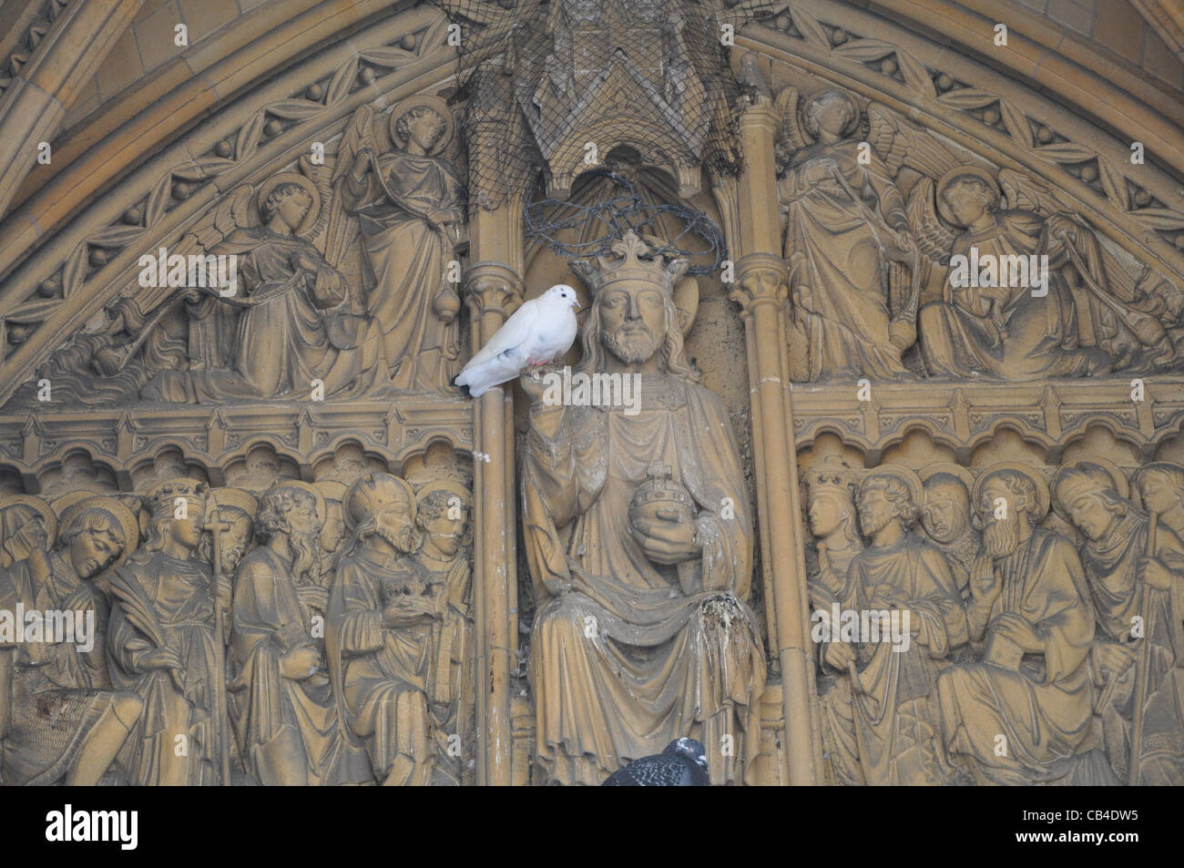 Pigeon roost sulla storica Chiesa carving Foto Stock