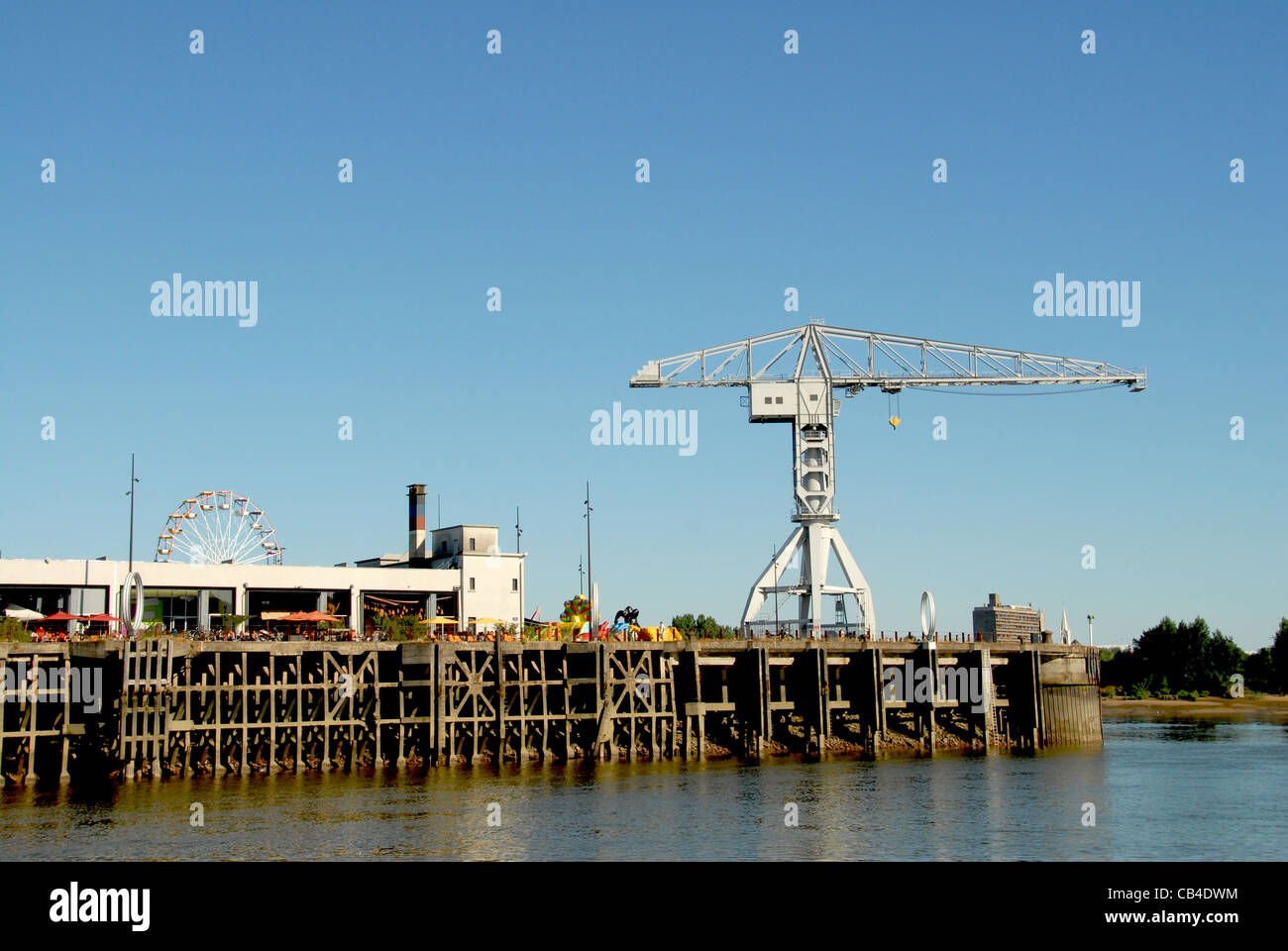 Il Quai des Antilles sull'Île de Nantes, un rivitalizzato area portuale su un isola della Loira a Nantes, è popolare per il pranzo Foto Stock