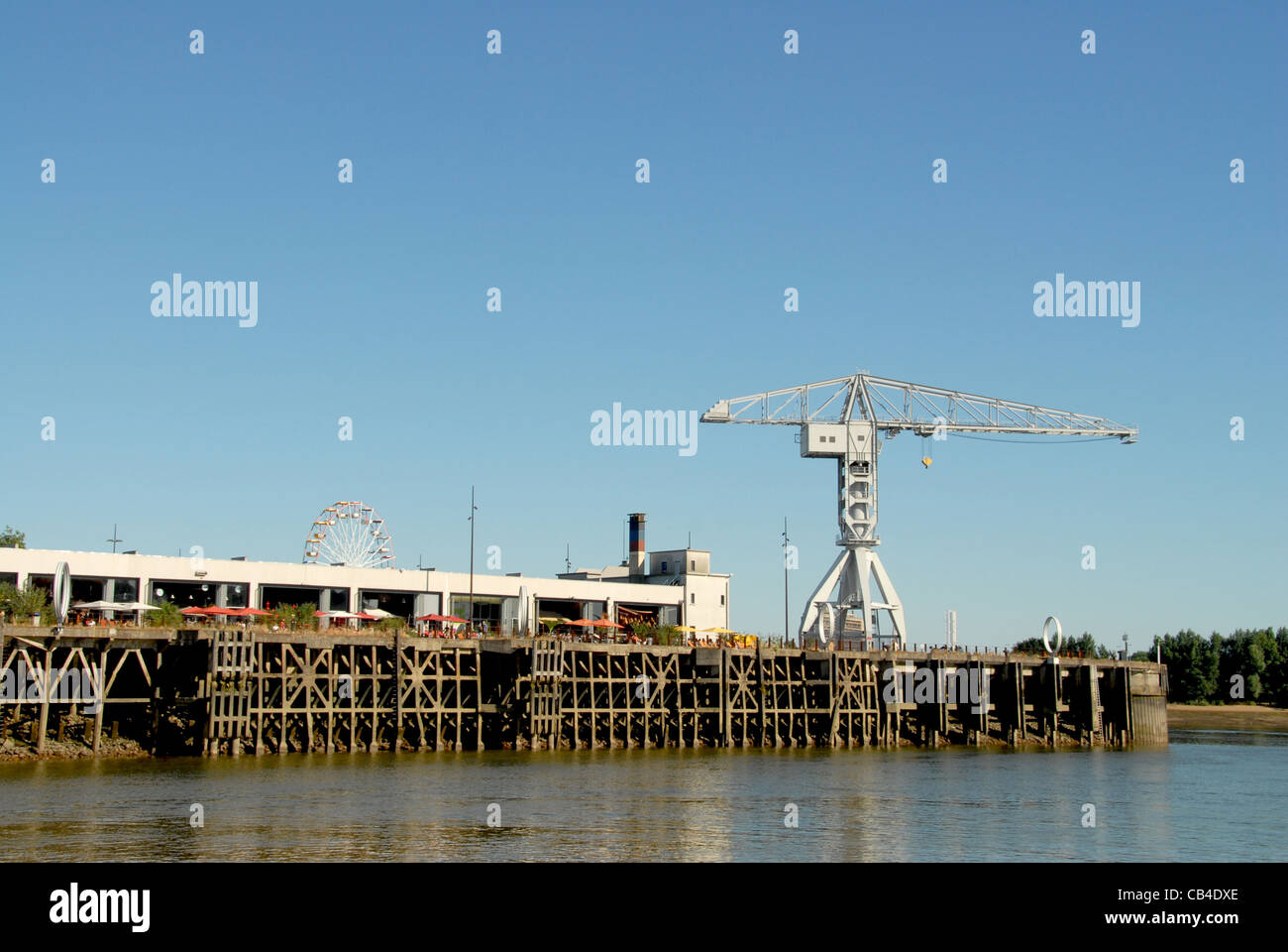 Il Quai des Antilles sull'Île de Nantes, un rivitalizzato area portuale su un isola della Loira a Nantes, è popolare per il pranzo Foto Stock