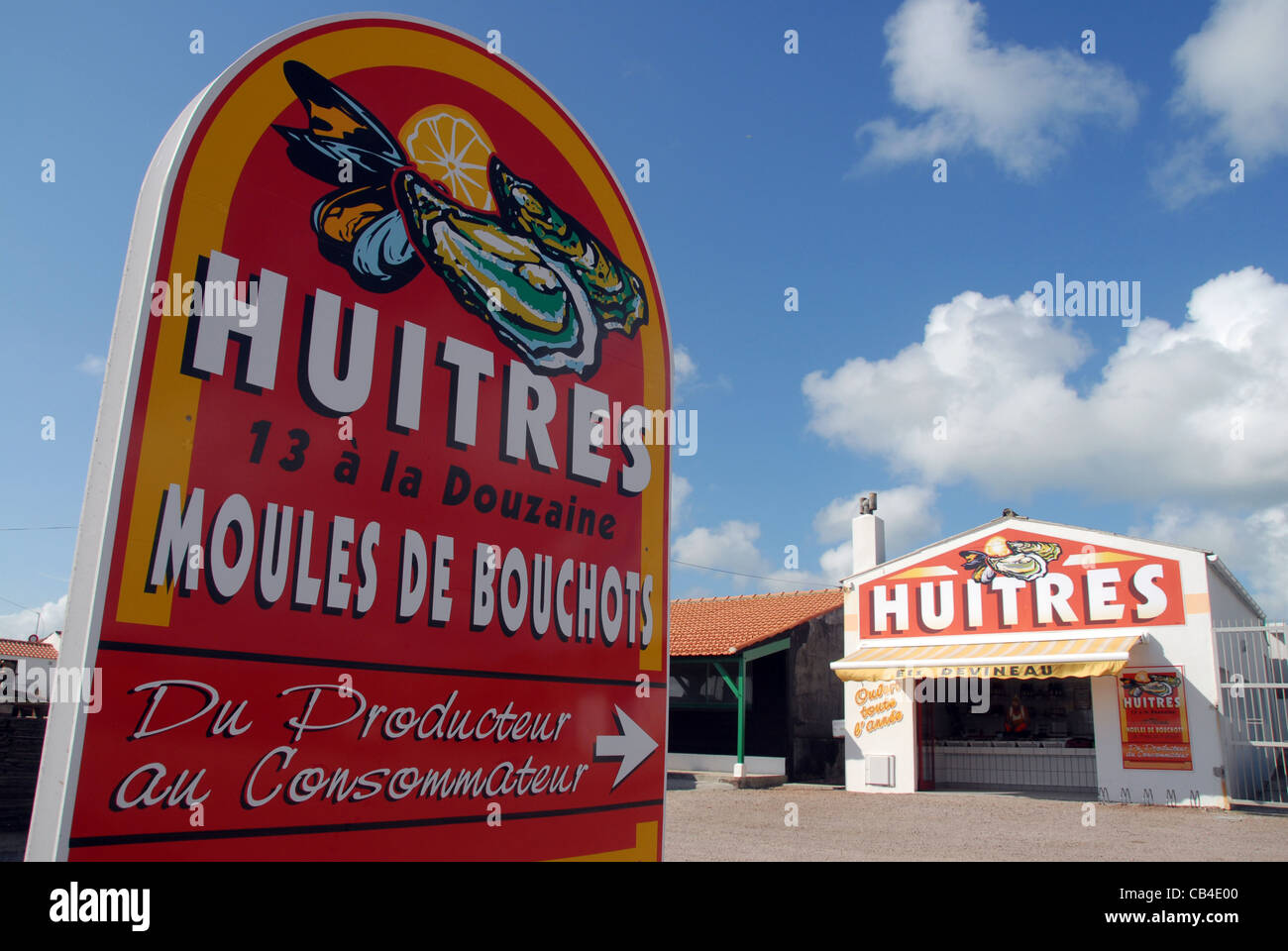 Oyster versato al Porto de Bonhomme sull'Île de Noirmoutier in Vandea, Pays de la Loire, Francia Foto Stock