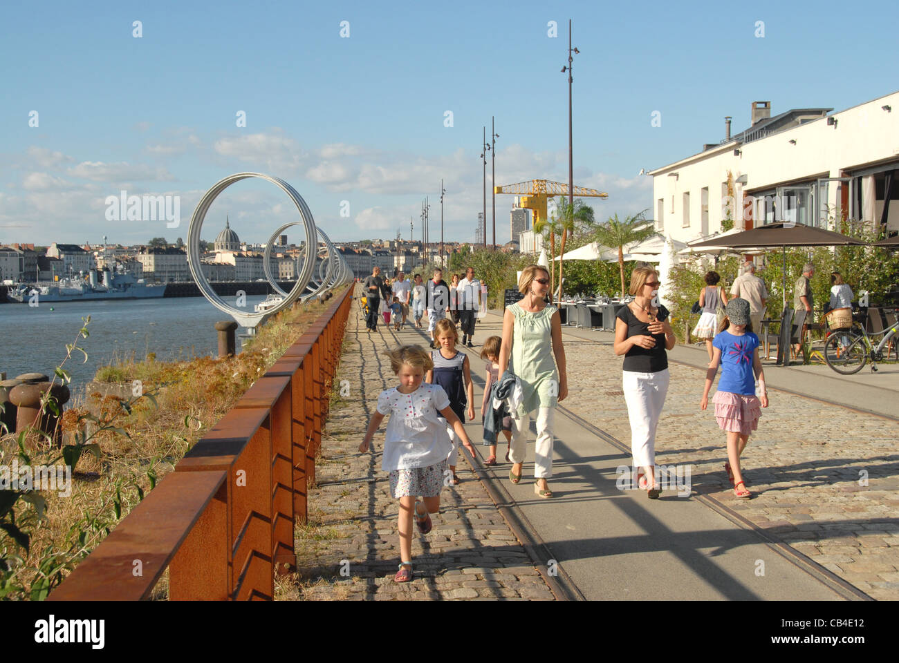 Il Quai des Antilles sull'Île de Nantes, un rivitalizzato area portuale su un isola della Loira a Nantes, è popolare per il pranzo Foto Stock