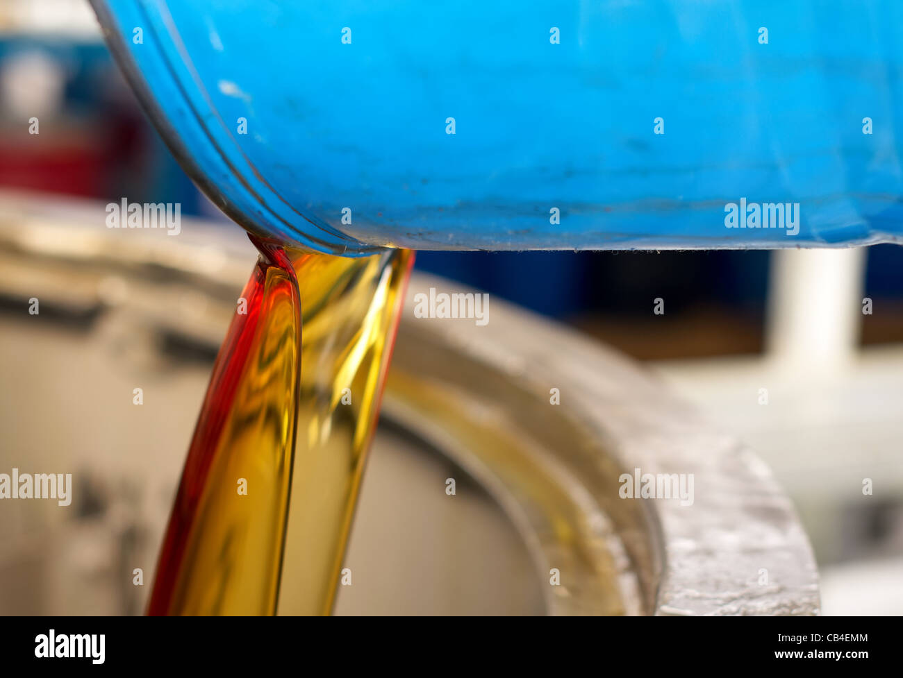 Olio di versamento Foto Stock