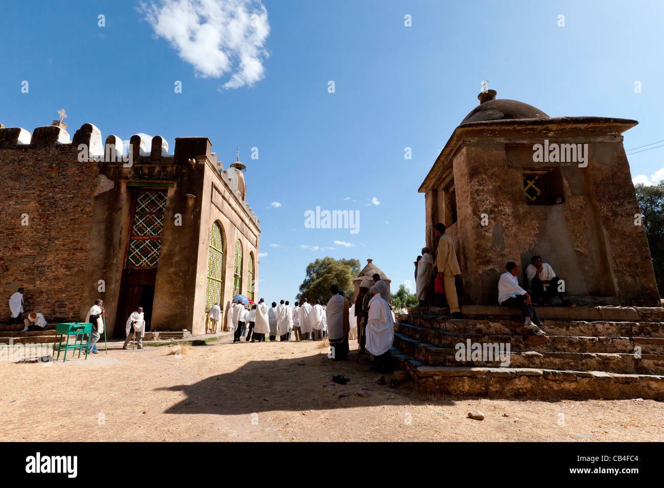 Cristiano ortodosso di pellegrini di recarsi presso il St Mary di Sion chiesa in Aksum, l'Etiopia settentrionale, Africa. Foto Stock