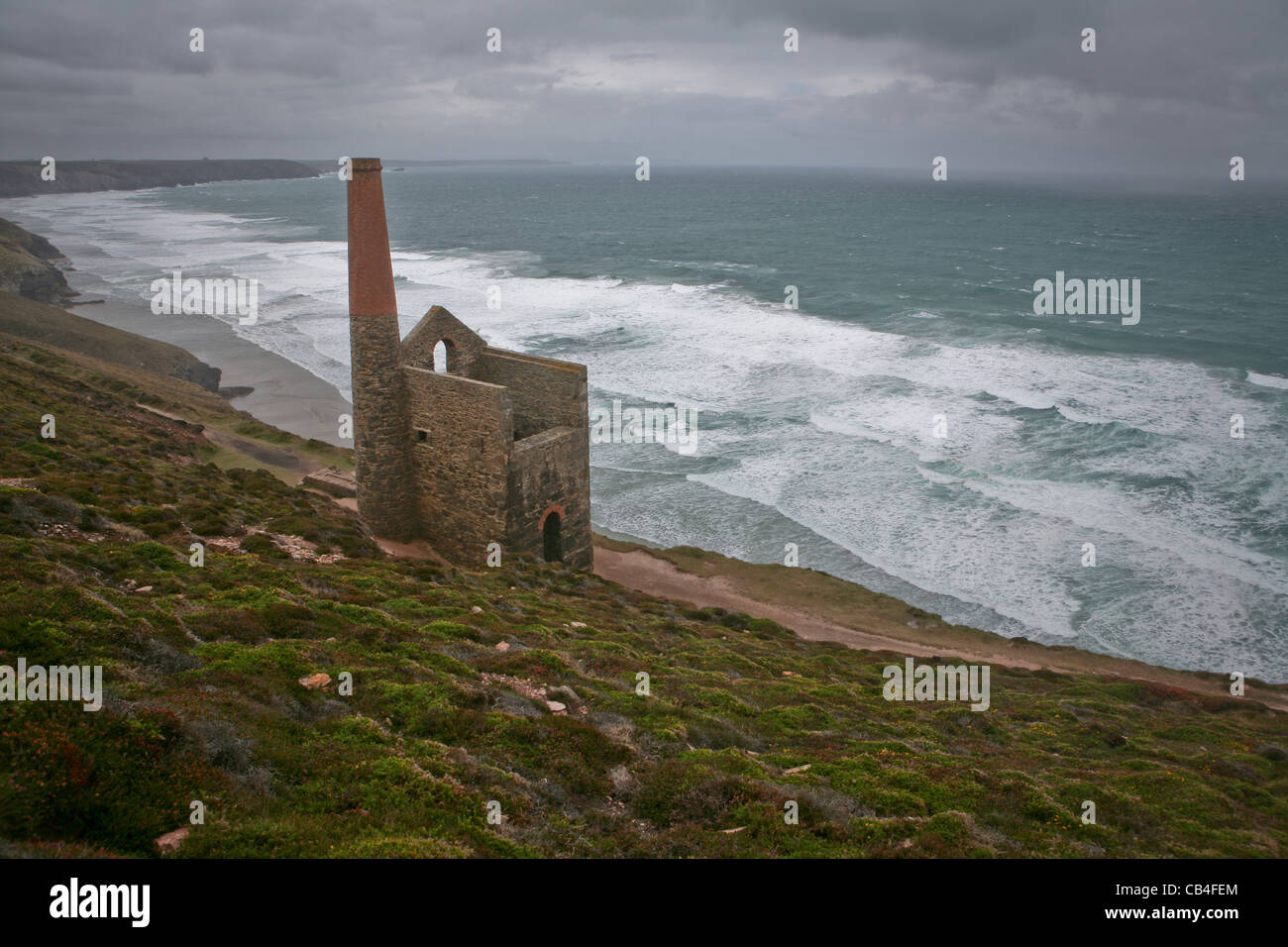 Wheal Coates Tin Mine, Chapel Porth, Cornovaglia percorso costiero, in un giorno tempestoso, vista verso il mare Foto Stock