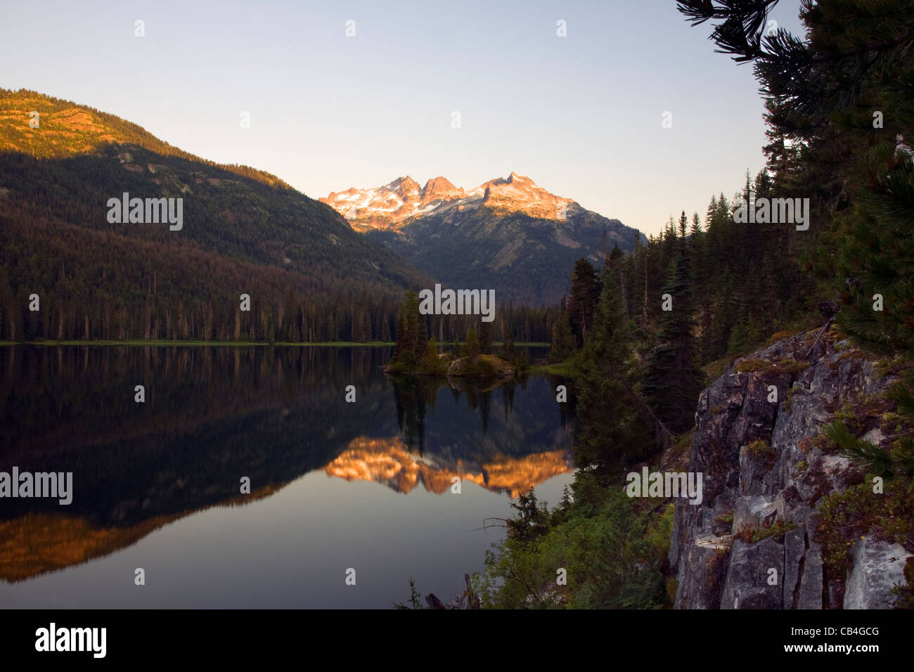 WASHINGTON - Alba al lago Waptus e Vertice il capo di montagna in laghi alpini di deserto di Wenatchee National Forest. Foto Stock