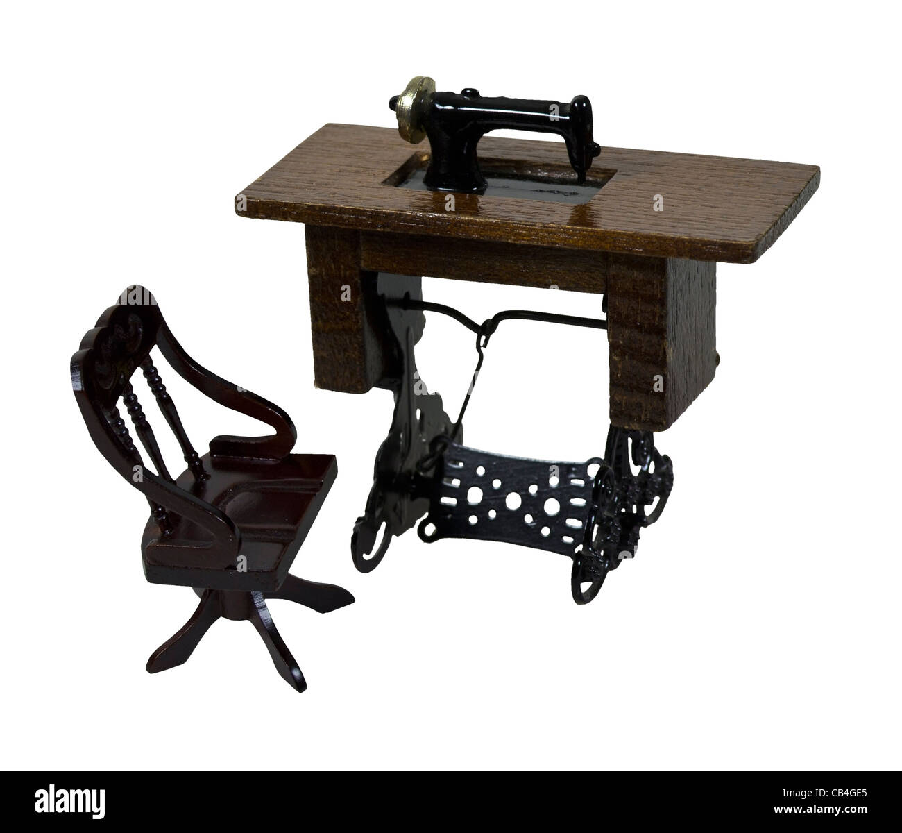 Tavolo antico macchina da cucire con un pedale e sedia - percorso incluso Foto Stock