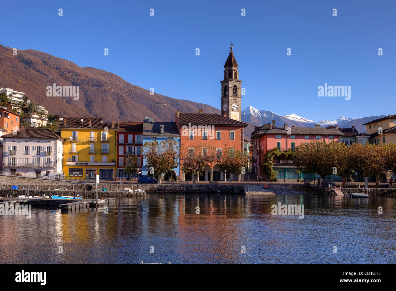 Lungolago Ascona, Ticino, Svizzera in primo piano il porto vecchio Foto Stock