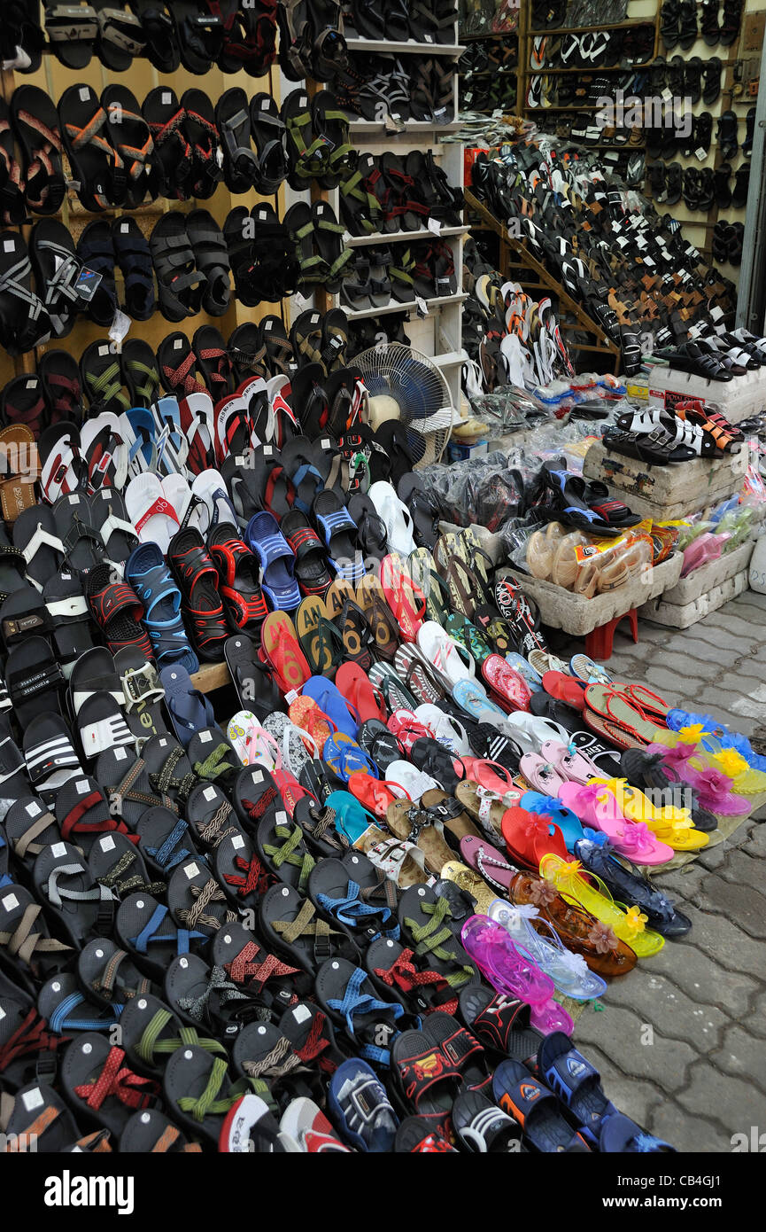 Scarpe visualizzato nel negozio, Hanoi, Vietnam Foto Stock