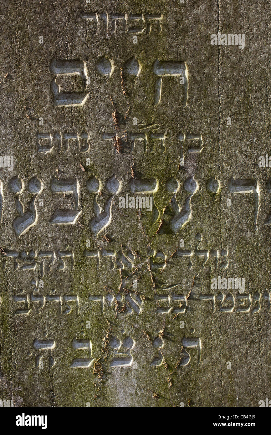 Sottotitoli ebraico su un oggetto contrassegnato per la rimozione definitiva Foto Stock
