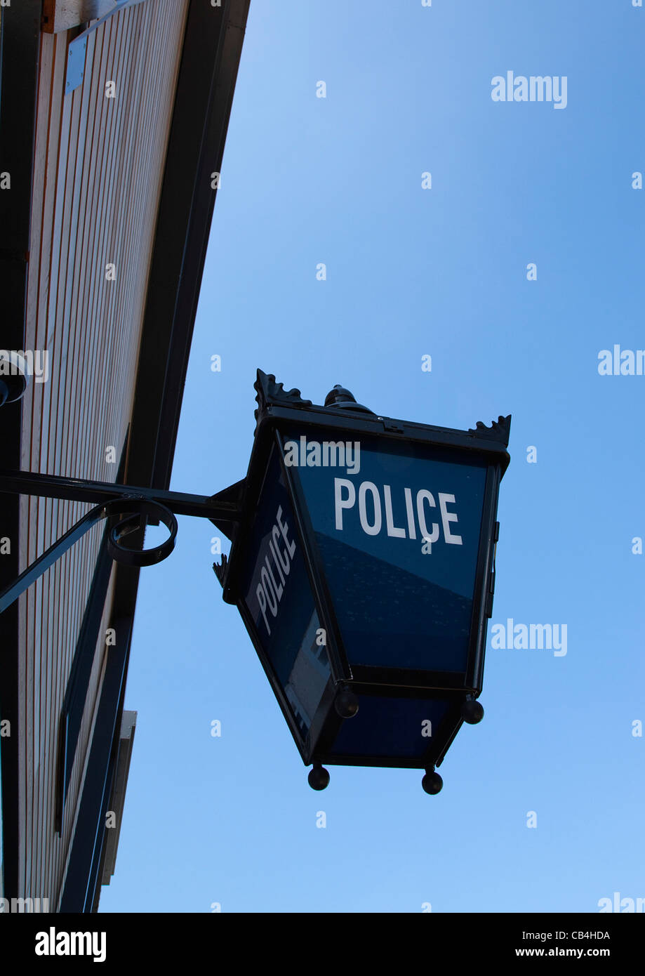 Legge & ordine, polizia, lampada al di fuori della stazione di polizia. Foto Stock