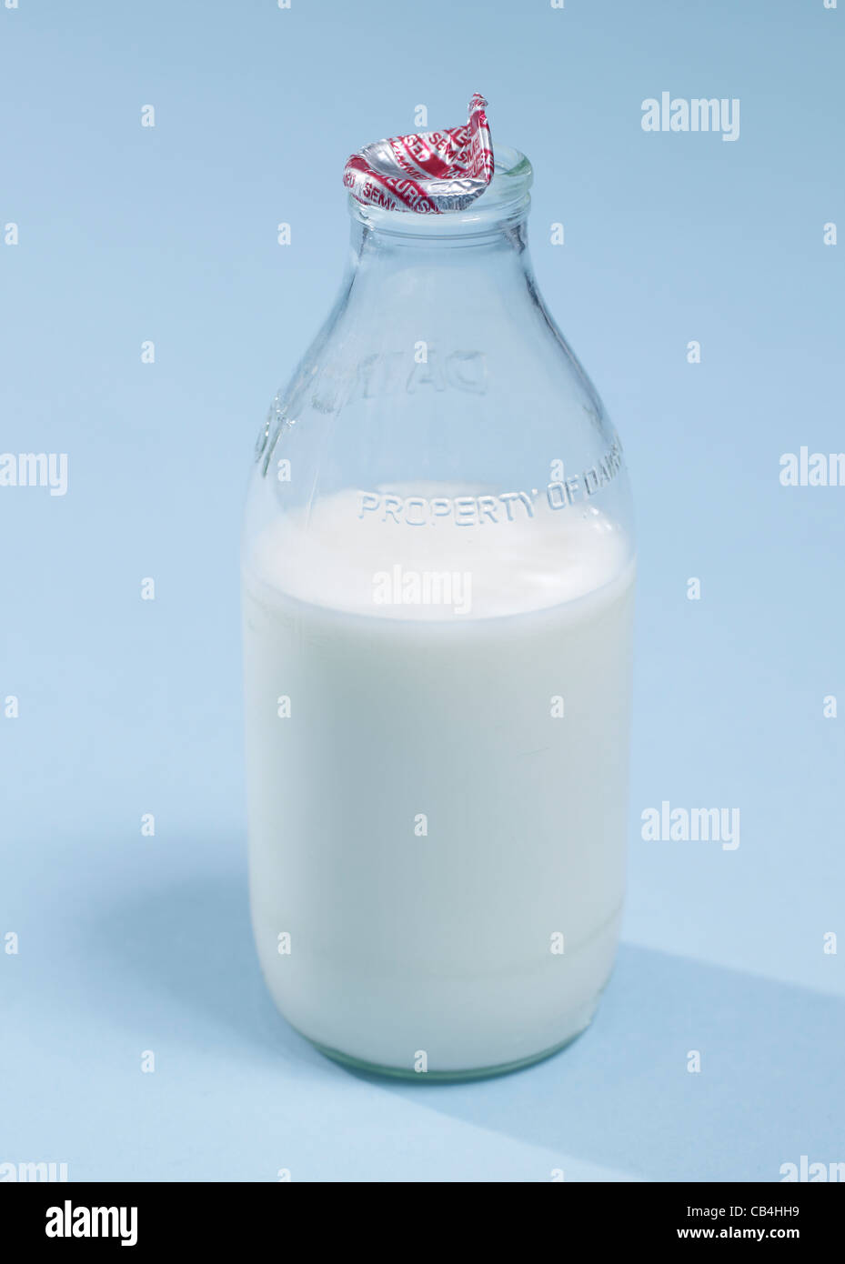 La pinta di il latte parzialmente scremato in una bottiglia Foto Stock