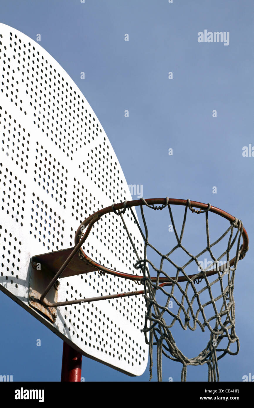 Una palla da basket lavagna bianca e cerchio in rovina in un parco pubblico  in New Jersey, STATI UNITI D'AMERICA Foto stock - Alamy